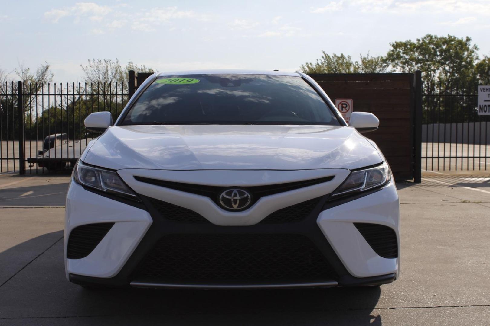 2019 White Toyota Camry SE (4T1B11HK8KU) with an 2.5L L4 DOHC 16V engine, 8-Speed Automatic transmission, located at 2401 E Main St., Grand Prairie, TX, 75050, (972) 262-4440, 32.748981, -96.969643 - Photo#0