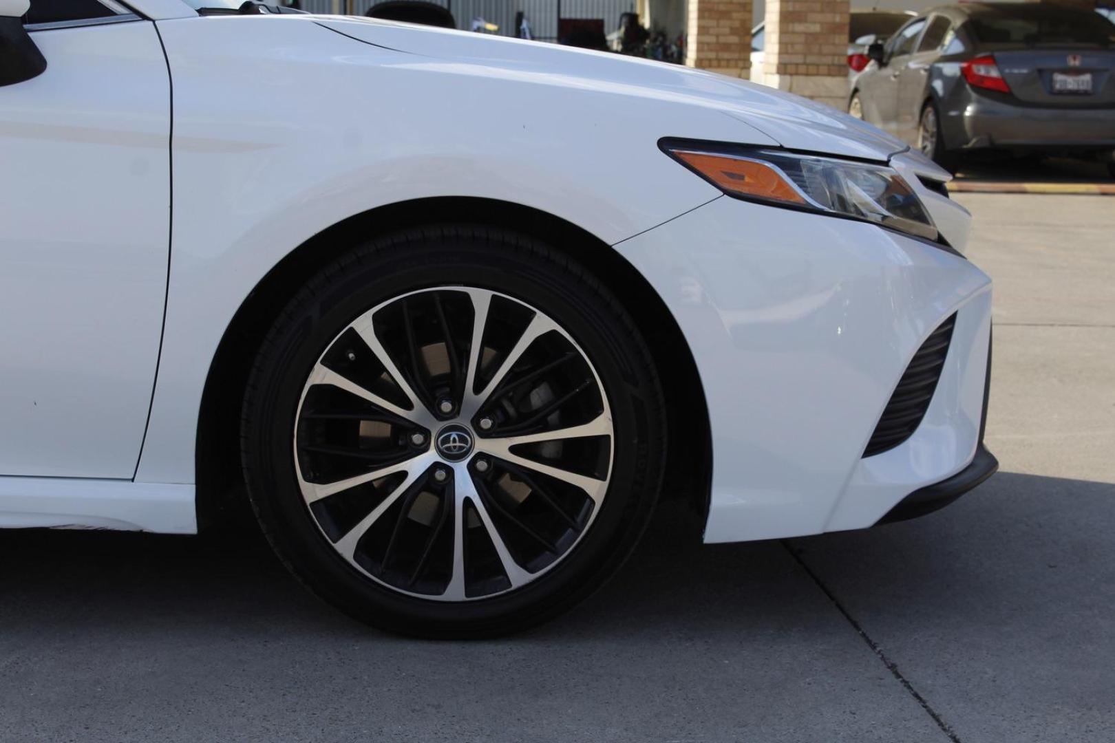 2019 White Toyota Camry SE (4T1B11HK8KU) with an 2.5L L4 DOHC 16V engine, 8-Speed Automatic transmission, located at 2401 E Main St., Grand Prairie, TX, 75050, (972) 262-4440, 32.748981, -96.969643 - Photo#9