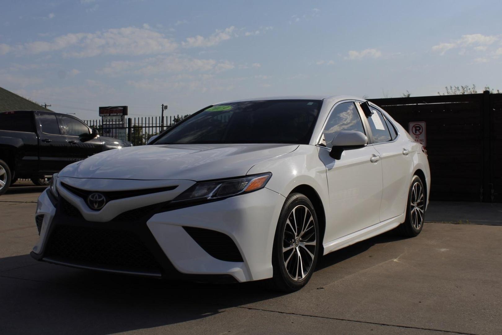 2019 White Toyota Camry SE (4T1B11HK8KU) with an 2.5L L4 DOHC 16V engine, 8-Speed Automatic transmission, located at 2401 E Main St., Grand Prairie, TX, 75050, (972) 262-4440, 32.748981, -96.969643 - Photo#1