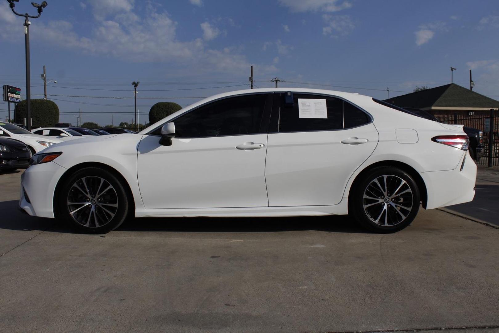 2019 White Toyota Camry SE (4T1B11HK8KU) with an 2.5L L4 DOHC 16V engine, 8-Speed Automatic transmission, located at 2401 E Main St., Grand Prairie, TX, 75050, (972) 262-4440, 32.748981, -96.969643 - Photo#2