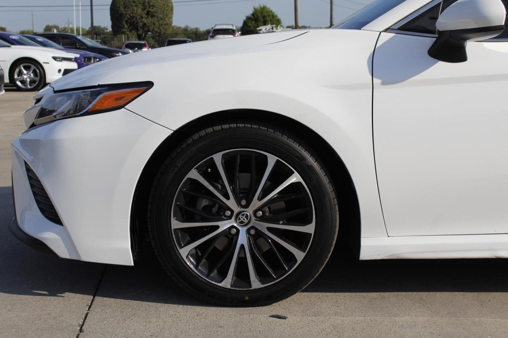 2019 White Toyota Camry SE (4T1B11HK8KU) with an 2.5L L4 DOHC 16V engine, 8-Speed Automatic transmission, located at 2401 E Main St., Grand Prairie, TX, 75050, (972) 262-4440, 32.748981, -96.969643 - Photo#3