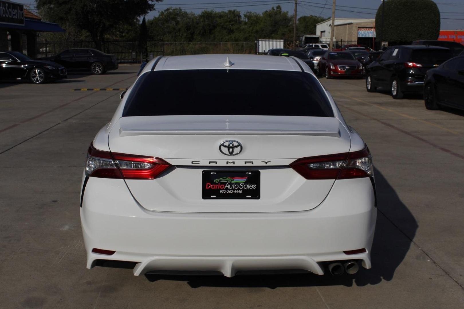 2019 White Toyota Camry SE (4T1B11HK8KU) with an 2.5L L4 DOHC 16V engine, 8-Speed Automatic transmission, located at 2401 E Main St., Grand Prairie, TX, 75050, (972) 262-4440, 32.748981, -96.969643 - Photo#5