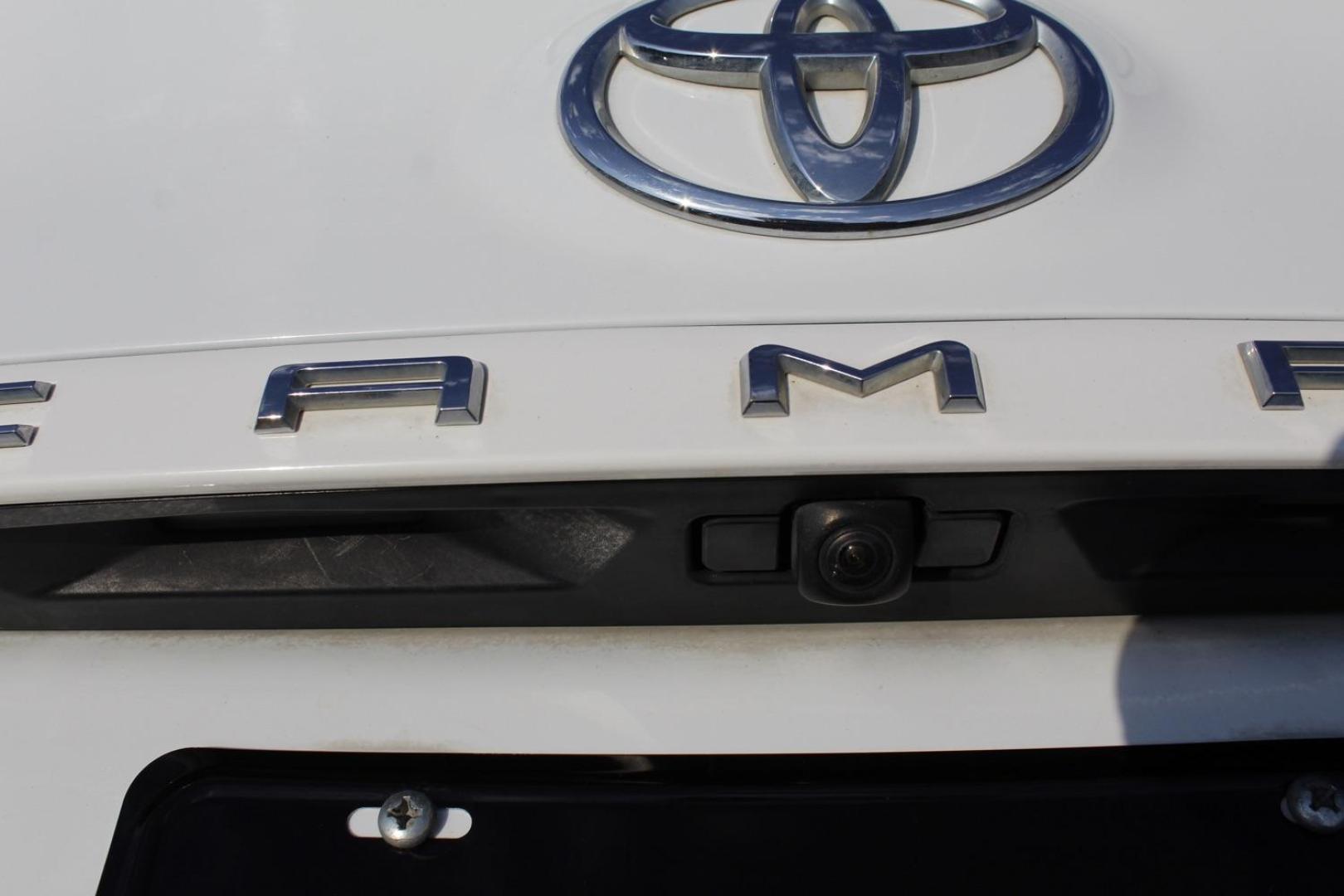 2019 White Toyota Camry SE (4T1B11HK8KU) with an 2.5L L4 DOHC 16V engine, 8-Speed Automatic transmission, located at 2401 E Main St., Grand Prairie, TX, 75050, (972) 262-4440, 32.748981, -96.969643 - Photo#7