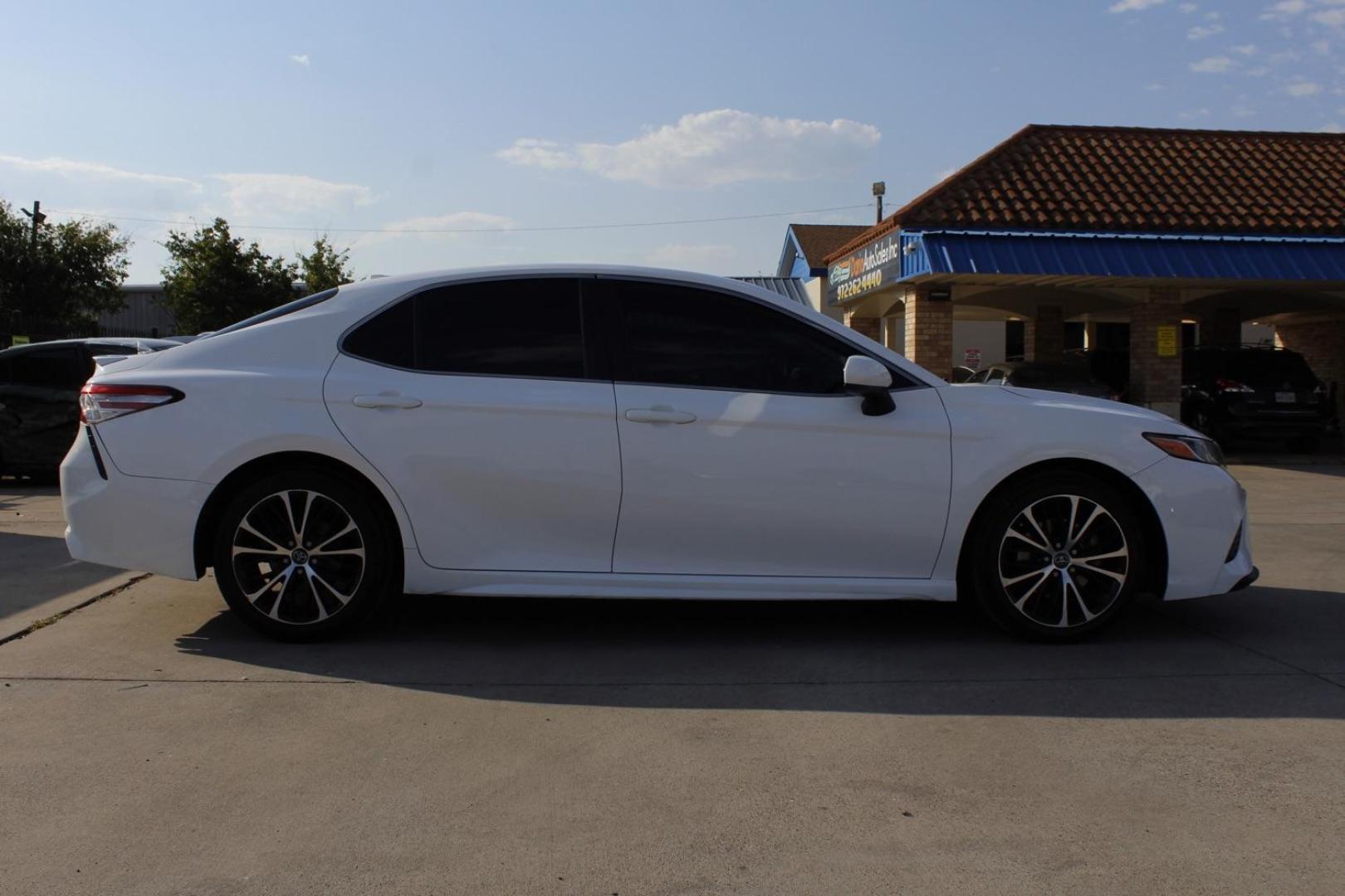 2019 White Toyota Camry SE (4T1B11HK8KU) with an 2.5L L4 DOHC 16V engine, 8-Speed Automatic transmission, located at 2401 E Main St., Grand Prairie, TX, 75050, (972) 262-4440, 32.748981, -96.969643 - Photo#8