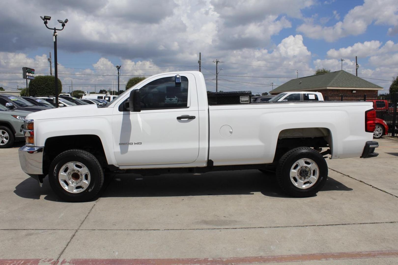 2017 White Chevrolet Silverado 2500HD Work Truck 2WD (1GC0CUEG1HZ) with an 6.0L V8 OHV 16V FFV engine, 6-Speed Automatic transmission, located at 2401 E Main St., Grand Prairie, TX, 75050, (972) 262-4440, 32.748981, -96.969643 - Photo#3