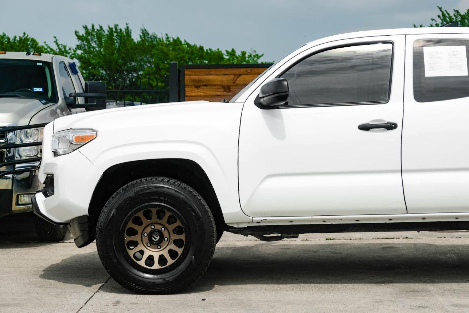 2019 White Toyota Tacoma SR5 Access Cab I4 6AT 2WD (5TFRX5GN0KX) with an 2.7L L4 DOHC 16V engine, 6-Speed Automatic transmission, located at 2401 E Main St., Grand Prairie, TX, 75050, (972) 262-4440, 32.748981, -96.969643 - Photo#9