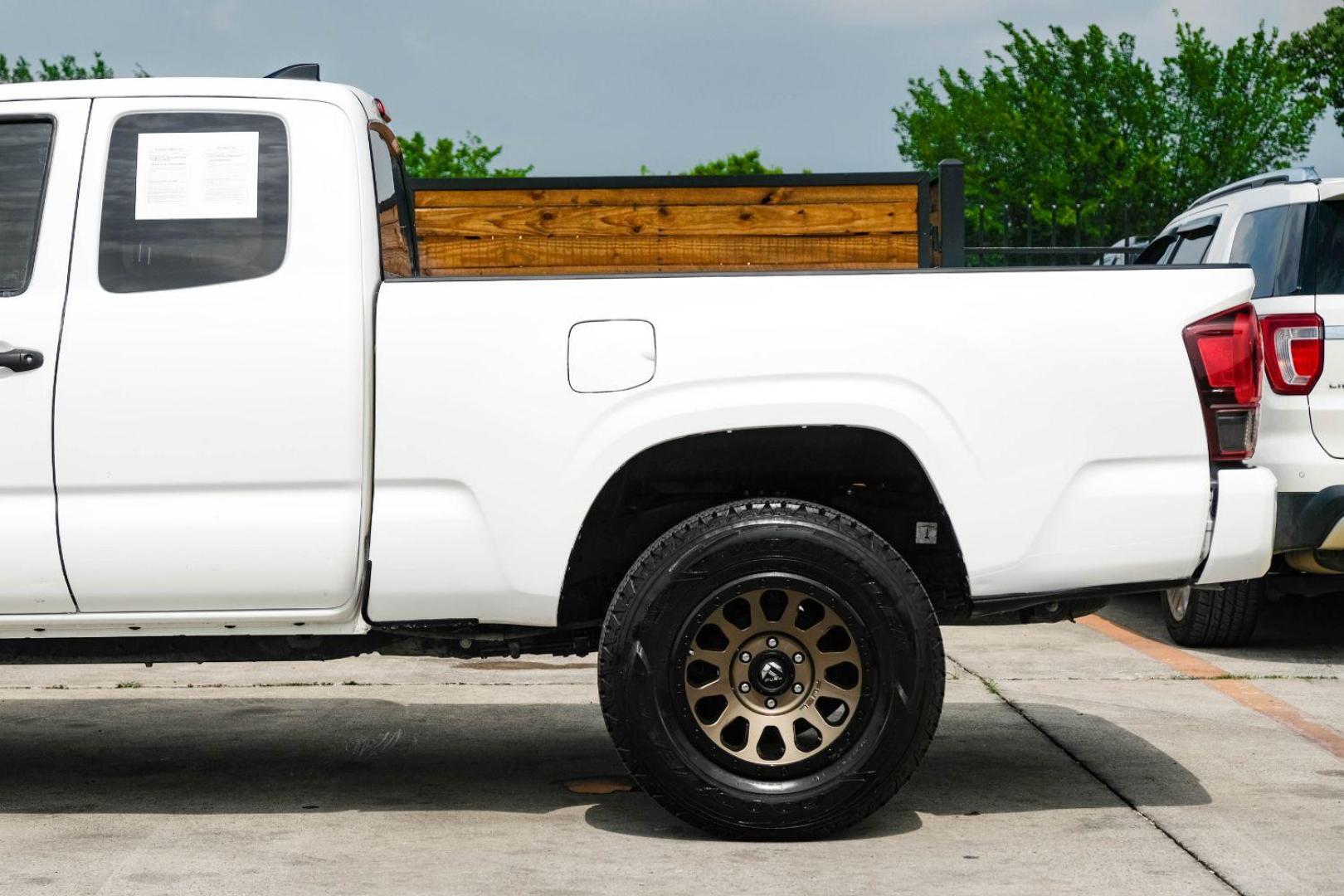 2019 White Toyota Tacoma SR5 Access Cab I4 6AT 2WD (5TFRX5GN0KX) with an 2.7L L4 DOHC 16V engine, 6-Speed Automatic transmission, located at 2401 E Main St., Grand Prairie, TX, 75050, (972) 262-4440, 32.748981, -96.969643 - Photo#10