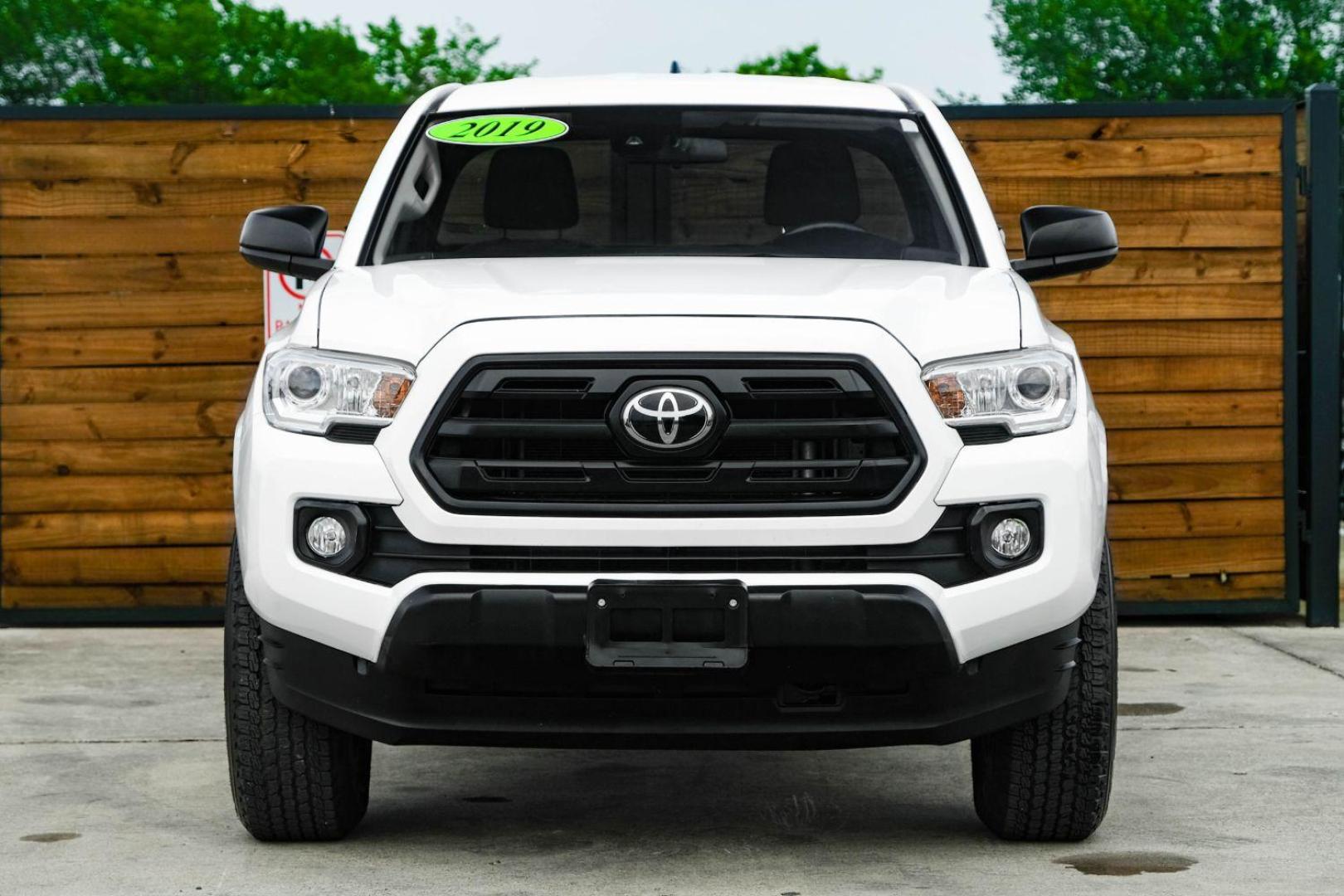 2019 White Toyota Tacoma SR5 Access Cab I4 6AT 2WD (5TFRX5GN0KX) with an 2.7L L4 DOHC 16V engine, 6-Speed Automatic transmission, located at 2401 E Main St., Grand Prairie, TX, 75050, (972) 262-4440, 32.748981, -96.969643 - Photo#2