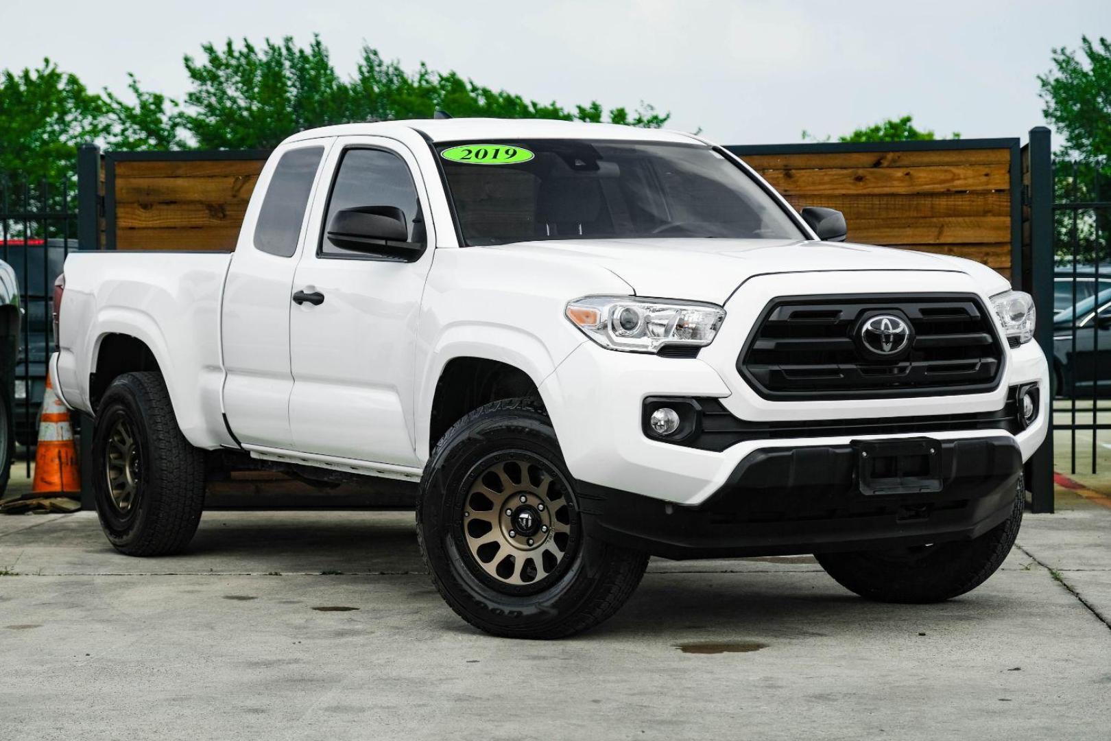 2019 White Toyota Tacoma SR5 Access Cab I4 6AT 2WD (5TFRX5GN0KX) with an 2.7L L4 DOHC 16V engine, 6-Speed Automatic transmission, located at 2401 E Main St., Grand Prairie, TX, 75050, (972) 262-4440, 32.748981, -96.969643 - Photo#3