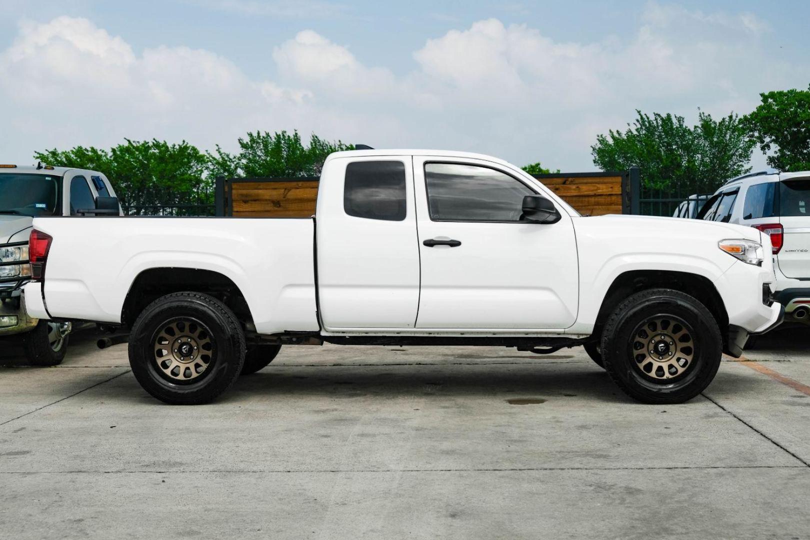 2019 White Toyota Tacoma SR5 Access Cab I4 6AT 2WD (5TFRX5GN0KX) with an 2.7L L4 DOHC 16V engine, 6-Speed Automatic transmission, located at 2401 E Main St., Grand Prairie, TX, 75050, (972) 262-4440, 32.748981, -96.969643 - Photo#4