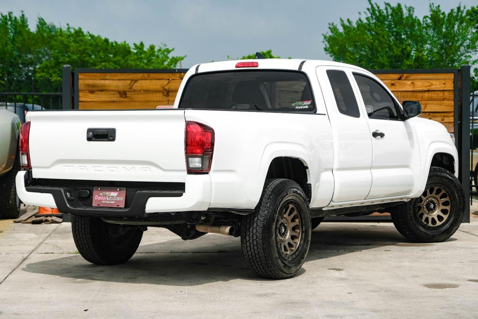 2019 White Toyota Tacoma SR5 Access Cab I4 6AT 2WD (5TFRX5GN0KX) with an 2.7L L4 DOHC 16V engine, 6-Speed Automatic transmission, located at 2401 E Main St., Grand Prairie, TX, 75050, (972) 262-4440, 32.748981, -96.969643 - Photo#5