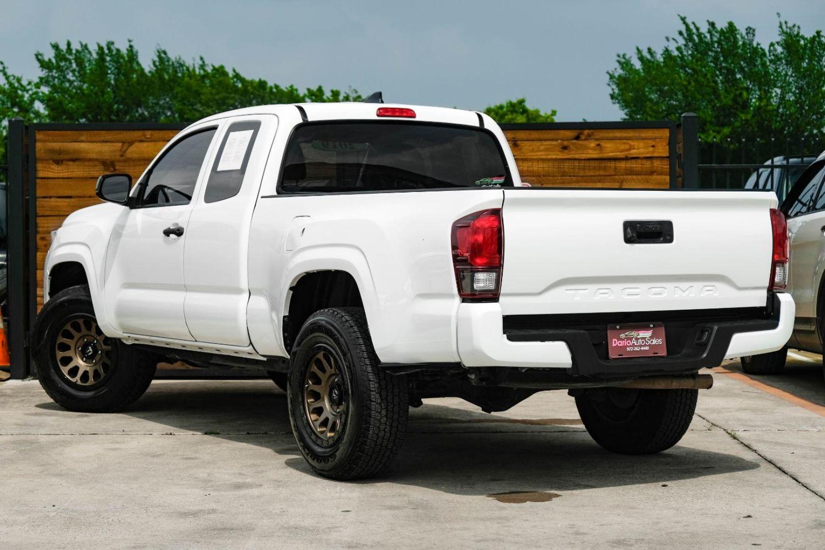 2019 White Toyota Tacoma SR5 Access Cab I4 6AT 2WD (5TFRX5GN0KX) with an 2.7L L4 DOHC 16V engine, 6-Speed Automatic transmission, located at 2401 E Main St., Grand Prairie, TX, 75050, (972) 262-4440, 32.748981, -96.969643 - Photo#7