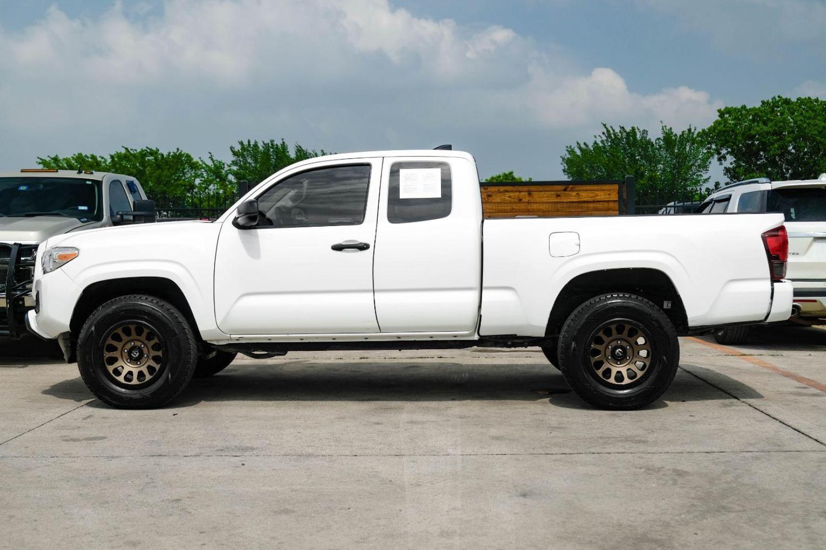 2019 White Toyota Tacoma SR5 Access Cab I4 6AT 2WD (5TFRX5GN0KX) with an 2.7L L4 DOHC 16V engine, 6-Speed Automatic transmission, located at 2401 E Main St., Grand Prairie, TX, 75050, (972) 262-4440, 32.748981, -96.969643 - Photo#8