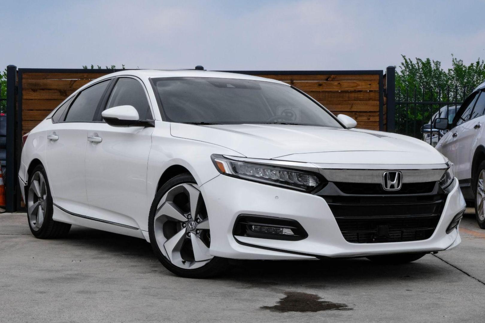 2018 White Honda Accord Touring CVT (1HGCV1F97JA) with an 1.5L L4 DOHC 16V TURBO engine, Continuously Variable Transmission transmission, located at 2401 E Main St., Grand Prairie, TX, 75050, (972) 262-4440, 32.748981, -96.969643 - Photo#3