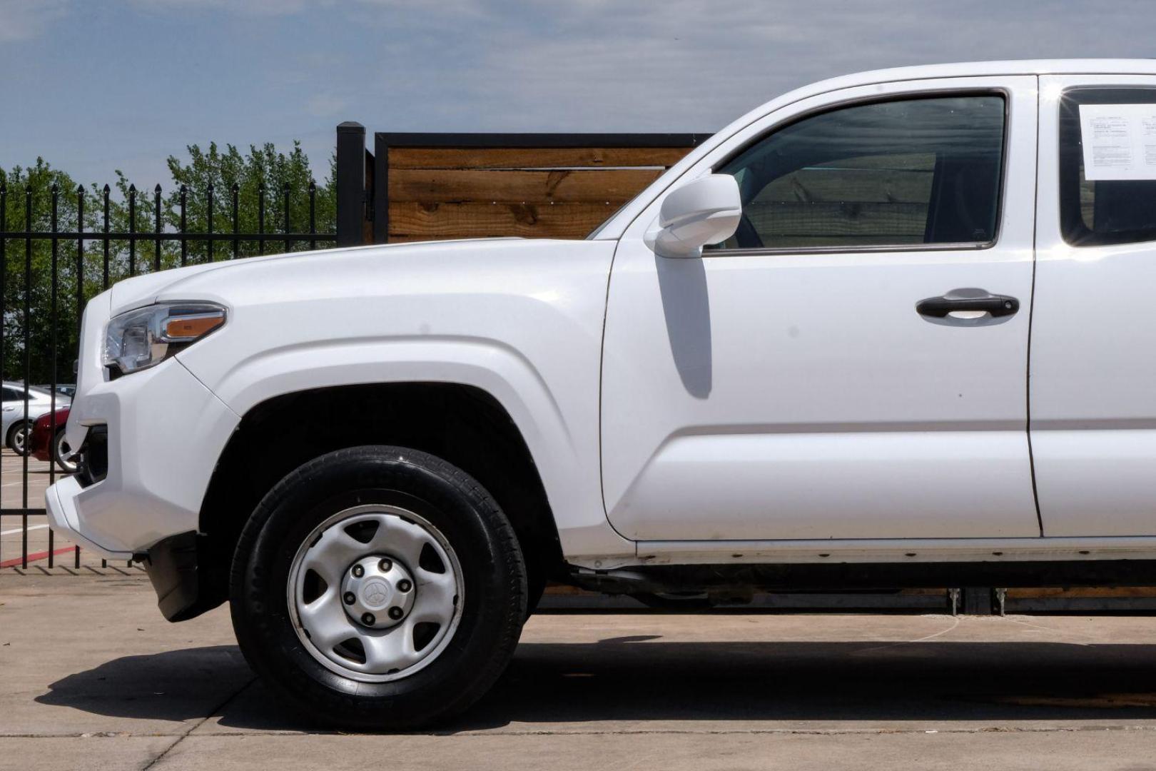 2018 white Toyota Tacoma SR5 Access Cab I4 6AT 2WD (5TFRX5GN4JX) with an 2.7L L4 DOHC 16V engine, 6-Speed Automatic transmission, located at 2401 E Main St., Grand Prairie, TX, 75050, (972) 262-4440, 32.748981, -96.969643 - Photo#9