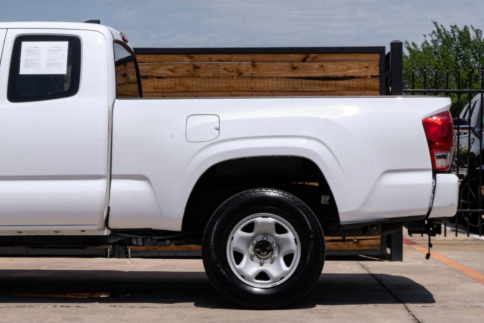 2018 white Toyota Tacoma SR5 Access Cab I4 6AT 2WD (5TFRX5GN4JX) with an 2.7L L4 DOHC 16V engine, 6-Speed Automatic transmission, located at 2401 E Main St., Grand Prairie, TX, 75050, (972) 262-4440, 32.748981, -96.969643 - Photo#10