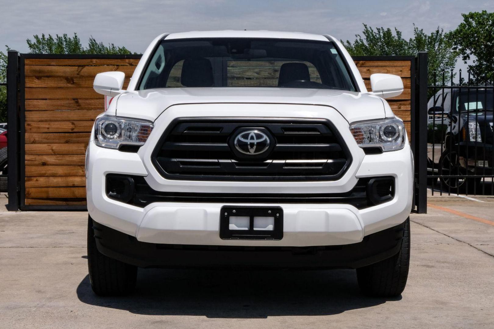 2018 white Toyota Tacoma SR5 Access Cab I4 6AT 2WD (5TFRX5GN4JX) with an 2.7L L4 DOHC 16V engine, 6-Speed Automatic transmission, located at 2401 E Main St., Grand Prairie, TX, 75050, (972) 262-4440, 32.748981, -96.969643 - Photo#2