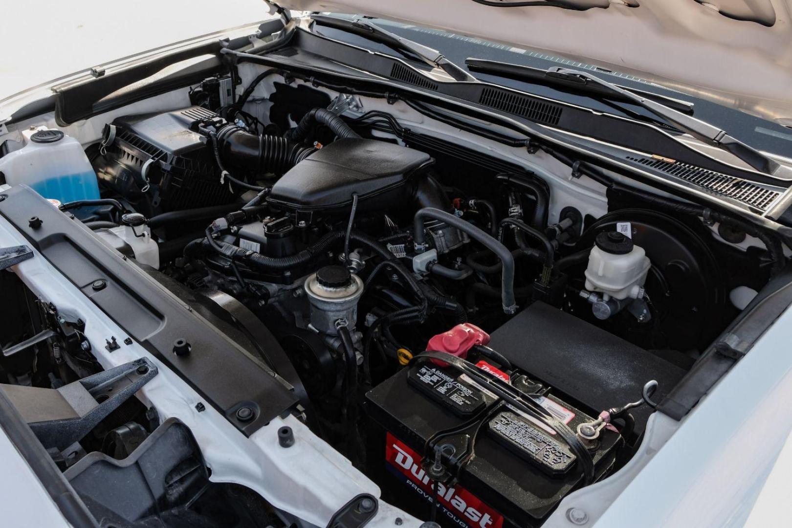 2018 white Toyota Tacoma SR5 Access Cab I4 6AT 2WD (5TFRX5GN4JX) with an 2.7L L4 DOHC 16V engine, 6-Speed Automatic transmission, located at 2401 E Main St., Grand Prairie, TX, 75050, (972) 262-4440, 32.748981, -96.969643 - Photo#36