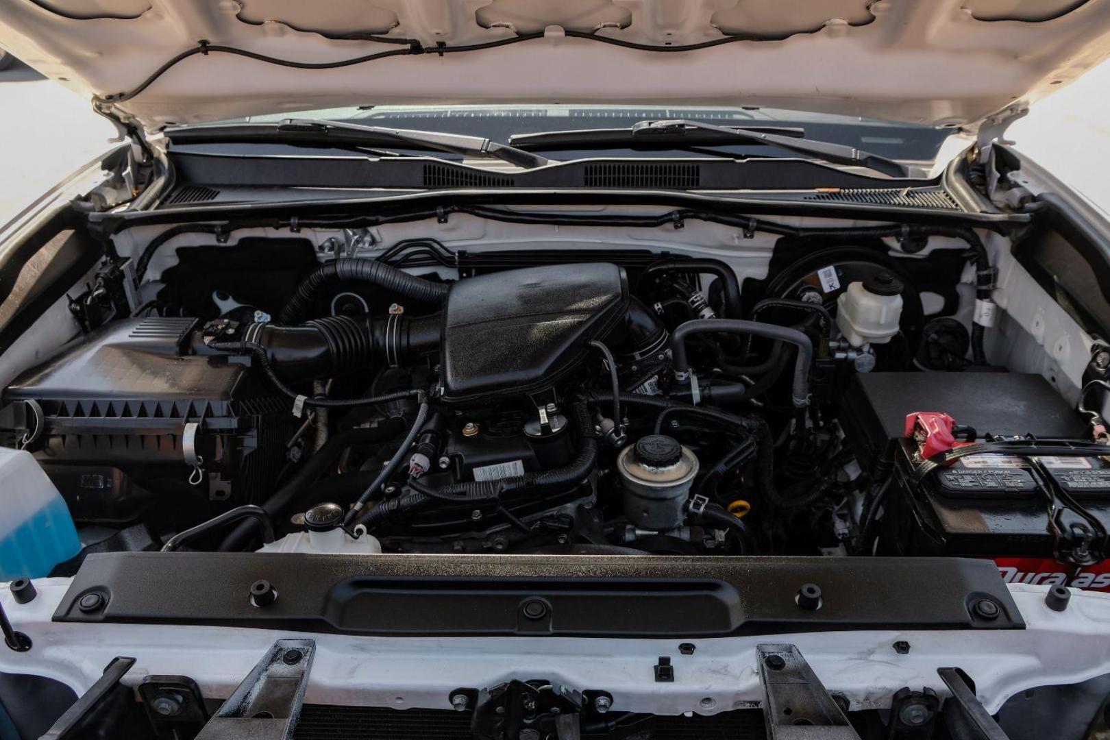 2018 white Toyota Tacoma SR5 Access Cab I4 6AT 2WD (5TFRX5GN4JX) with an 2.7L L4 DOHC 16V engine, 6-Speed Automatic transmission, located at 2401 E Main St., Grand Prairie, TX, 75050, (972) 262-4440, 32.748981, -96.969643 - Photo#37