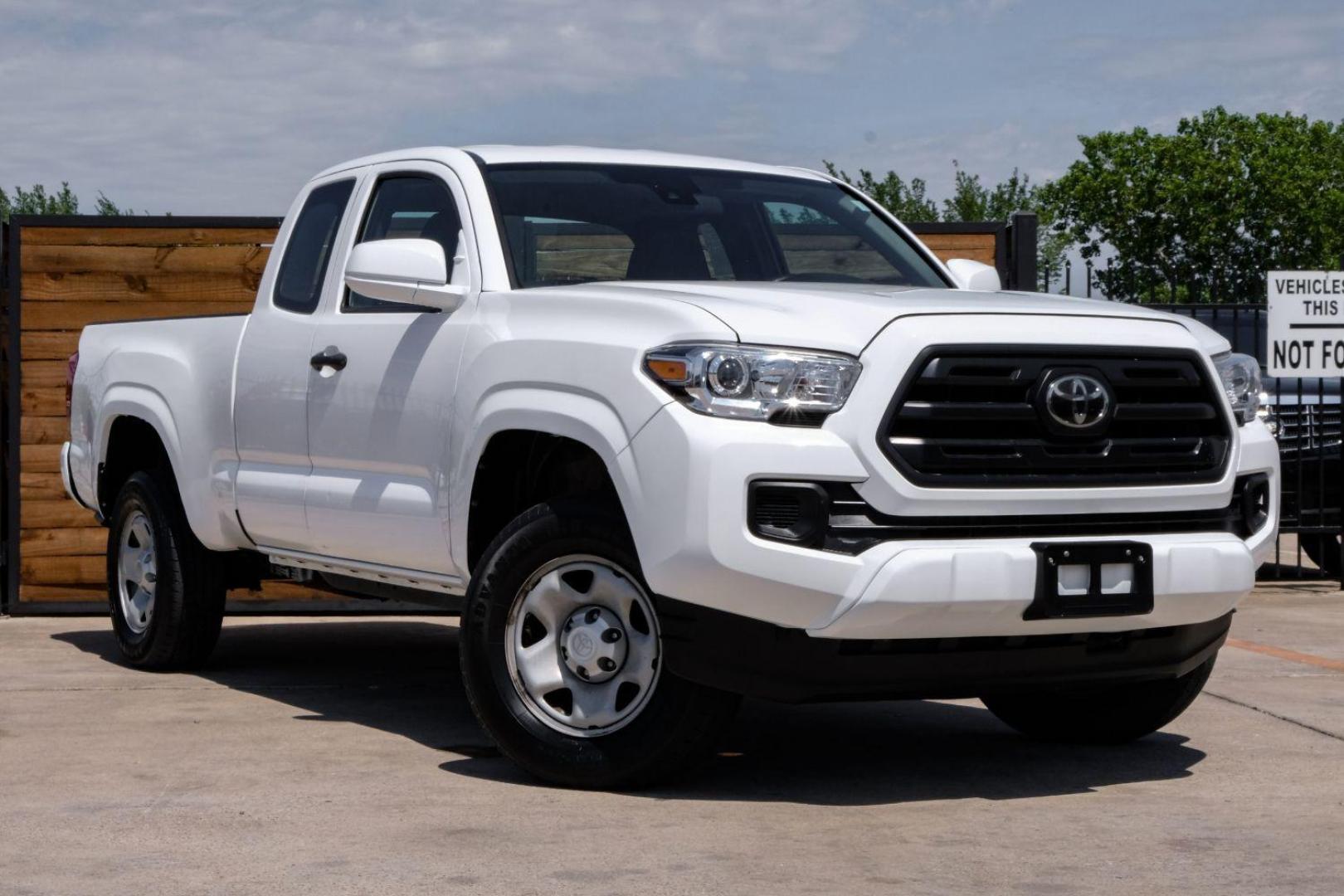 2018 white Toyota Tacoma SR5 Access Cab I4 6AT 2WD (5TFRX5GN4JX) with an 2.7L L4 DOHC 16V engine, 6-Speed Automatic transmission, located at 2401 E Main St., Grand Prairie, TX, 75050, (972) 262-4440, 32.748981, -96.969643 - Photo#3