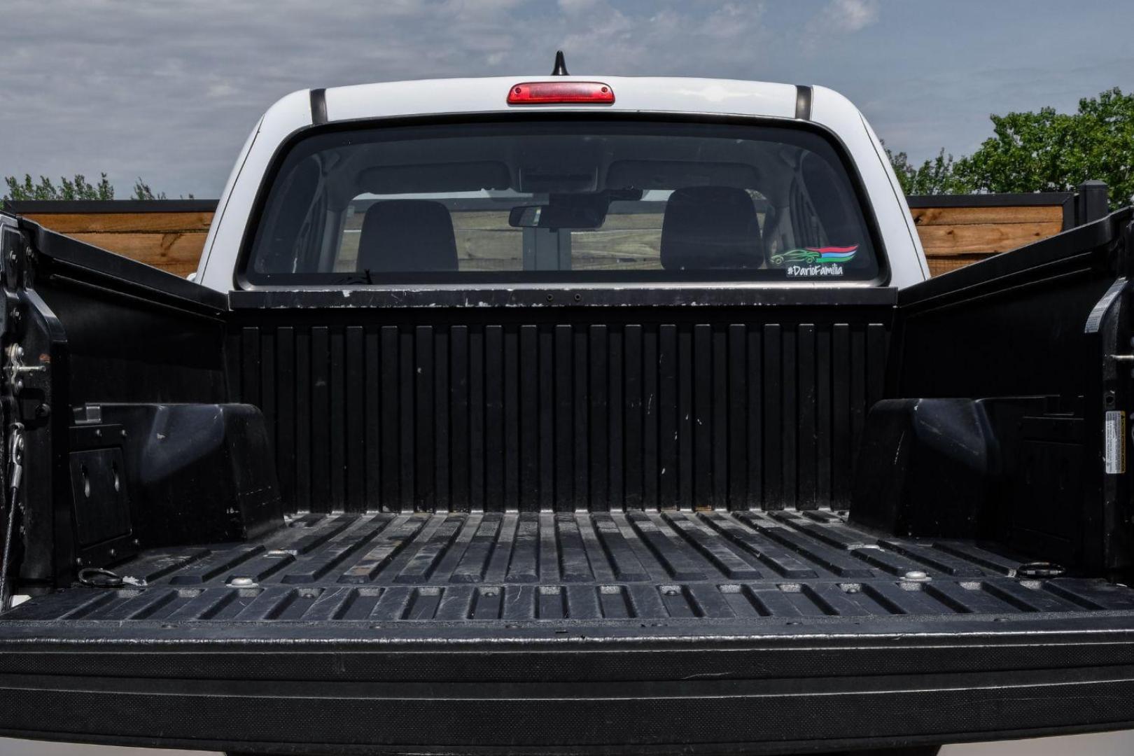 2018 white Toyota Tacoma SR5 Access Cab I4 6AT 2WD (5TFRX5GN4JX) with an 2.7L L4 DOHC 16V engine, 6-Speed Automatic transmission, located at 2401 E Main St., Grand Prairie, TX, 75050, (972) 262-4440, 32.748981, -96.969643 - Photo#39