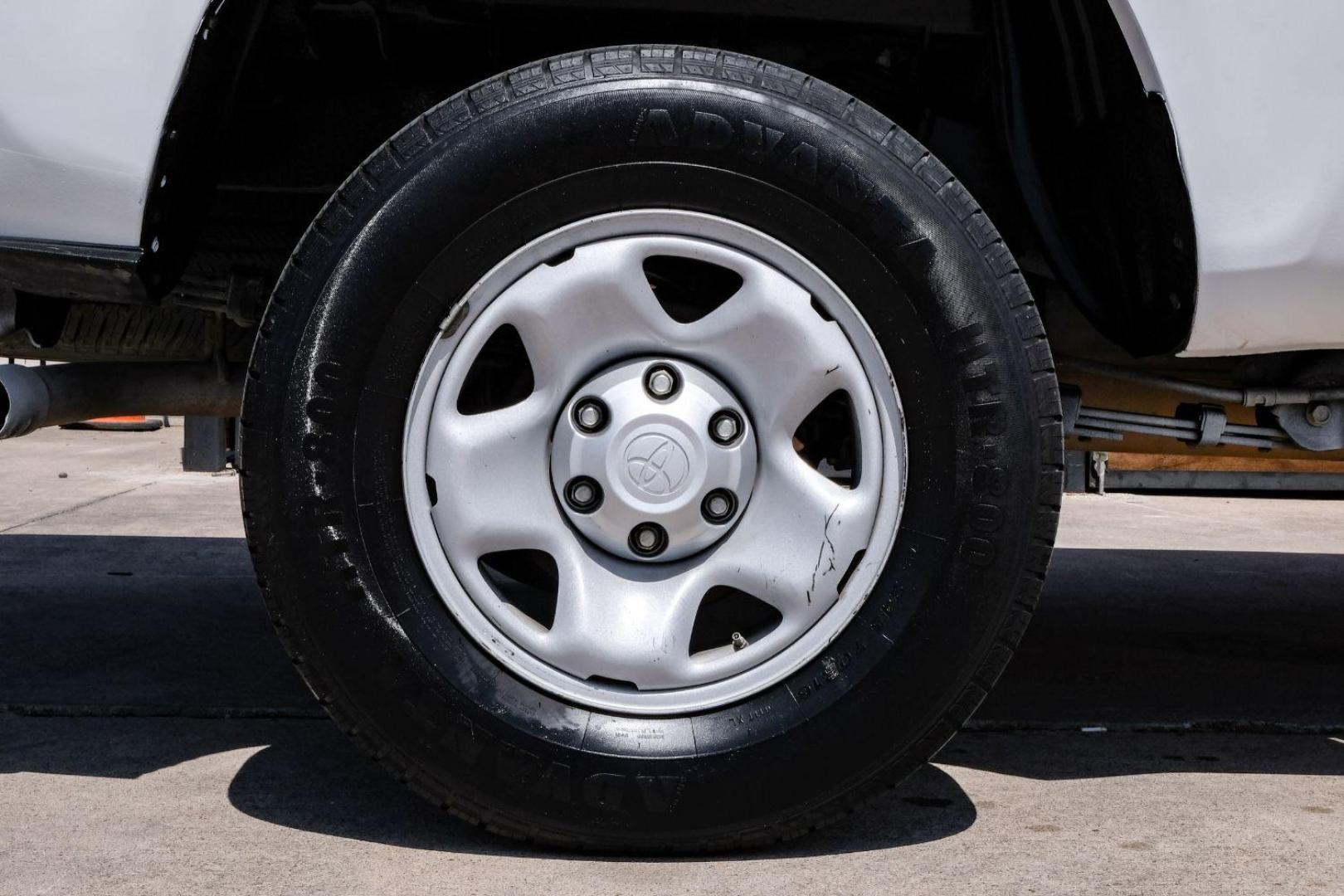 2018 white Toyota Tacoma SR5 Access Cab I4 6AT 2WD (5TFRX5GN4JX) with an 2.7L L4 DOHC 16V engine, 6-Speed Automatic transmission, located at 2401 E Main St., Grand Prairie, TX, 75050, (972) 262-4440, 32.748981, -96.969643 - Photo#40