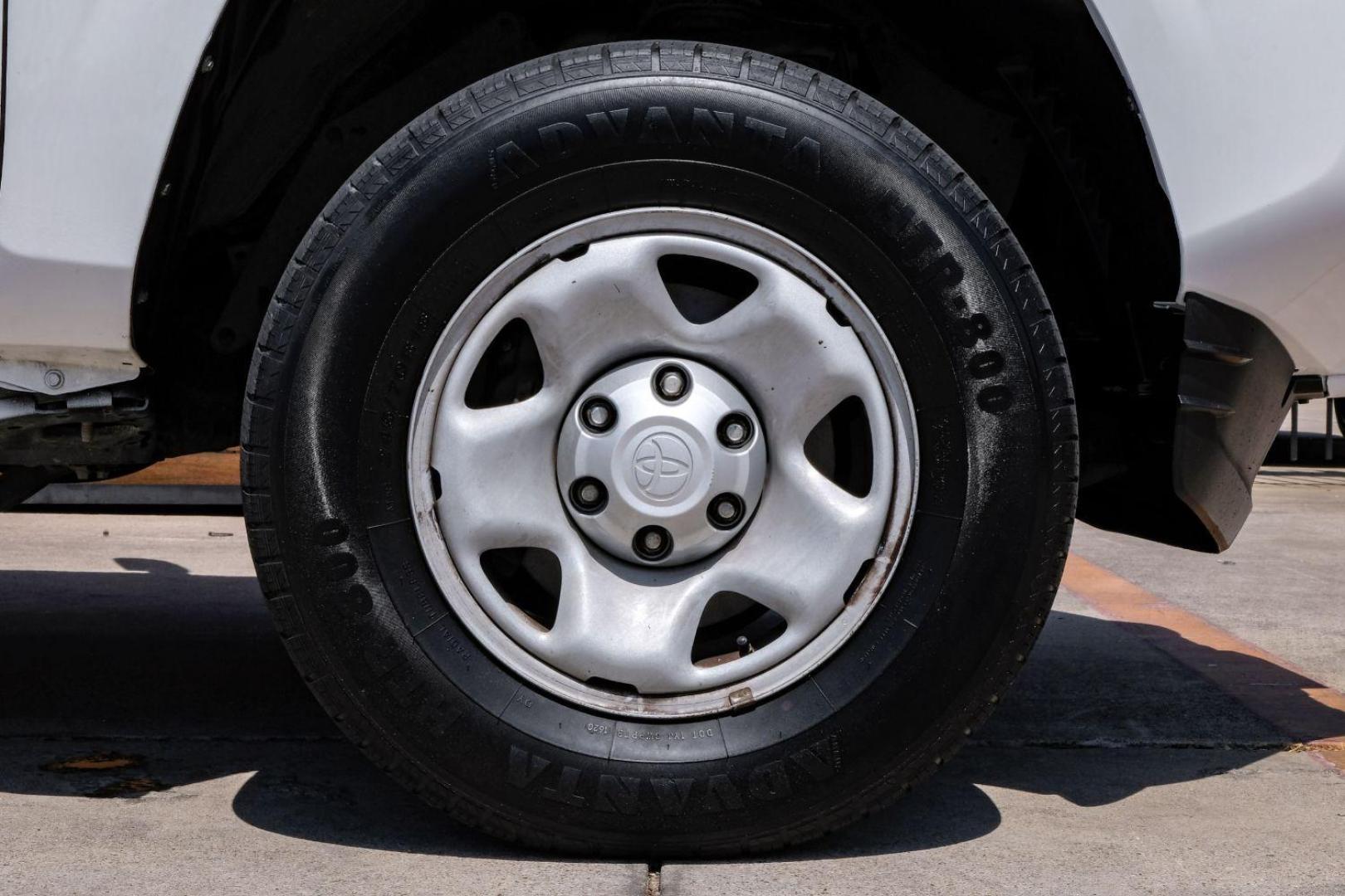 2018 white Toyota Tacoma SR5 Access Cab I4 6AT 2WD (5TFRX5GN4JX) with an 2.7L L4 DOHC 16V engine, 6-Speed Automatic transmission, located at 2401 E Main St., Grand Prairie, TX, 75050, (972) 262-4440, 32.748981, -96.969643 - Photo#41