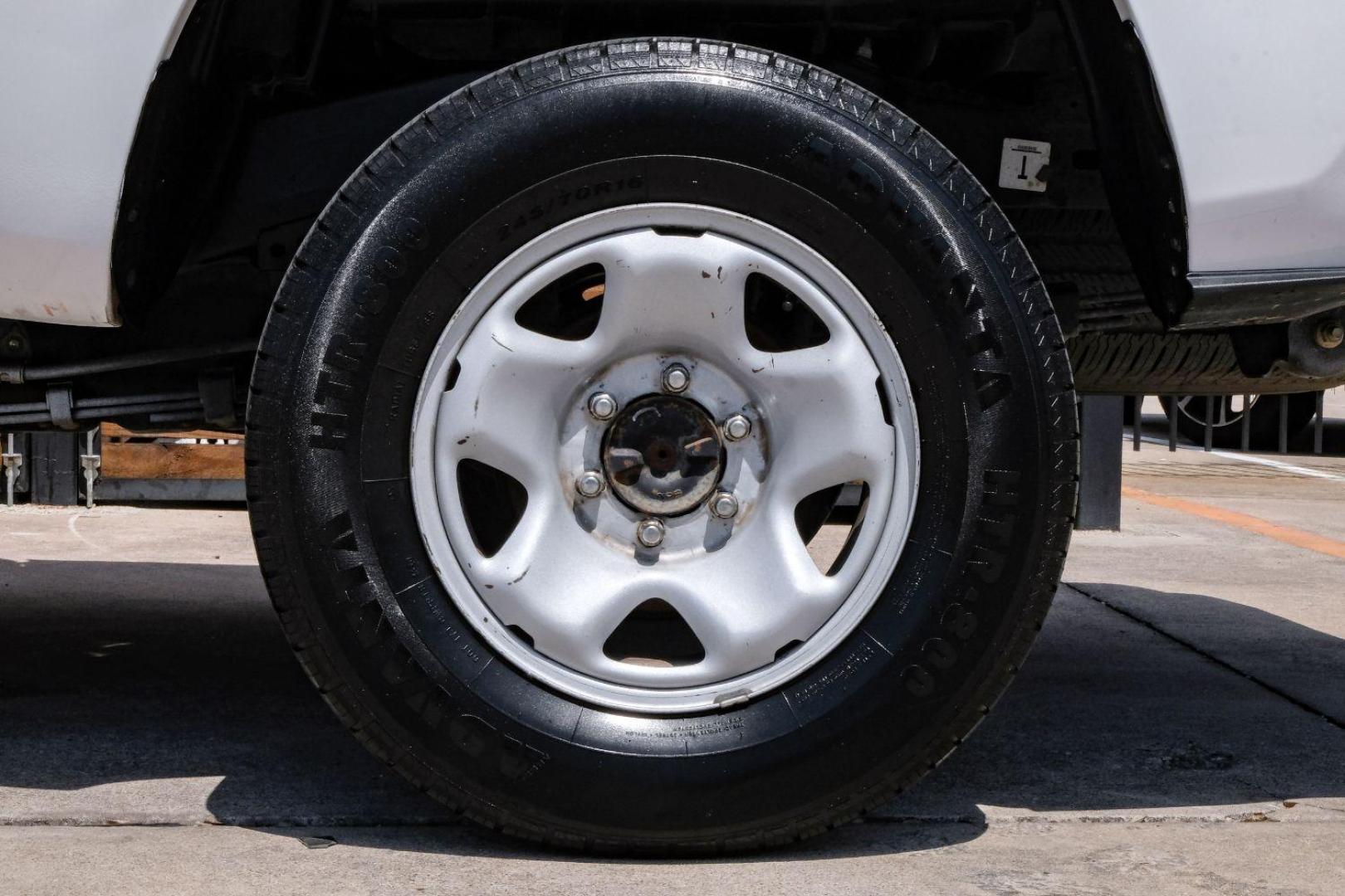 2018 white Toyota Tacoma SR5 Access Cab I4 6AT 2WD (5TFRX5GN4JX) with an 2.7L L4 DOHC 16V engine, 6-Speed Automatic transmission, located at 2401 E Main St., Grand Prairie, TX, 75050, (972) 262-4440, 32.748981, -96.969643 - Photo#43