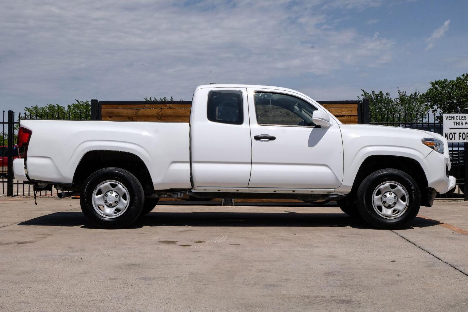 2018 white Toyota Tacoma SR5 Access Cab I4 6AT 2WD (5TFRX5GN4JX) with an 2.7L L4 DOHC 16V engine, 6-Speed Automatic transmission, located at 2401 E Main St., Grand Prairie, TX, 75050, (972) 262-4440, 32.748981, -96.969643 - Photo#4