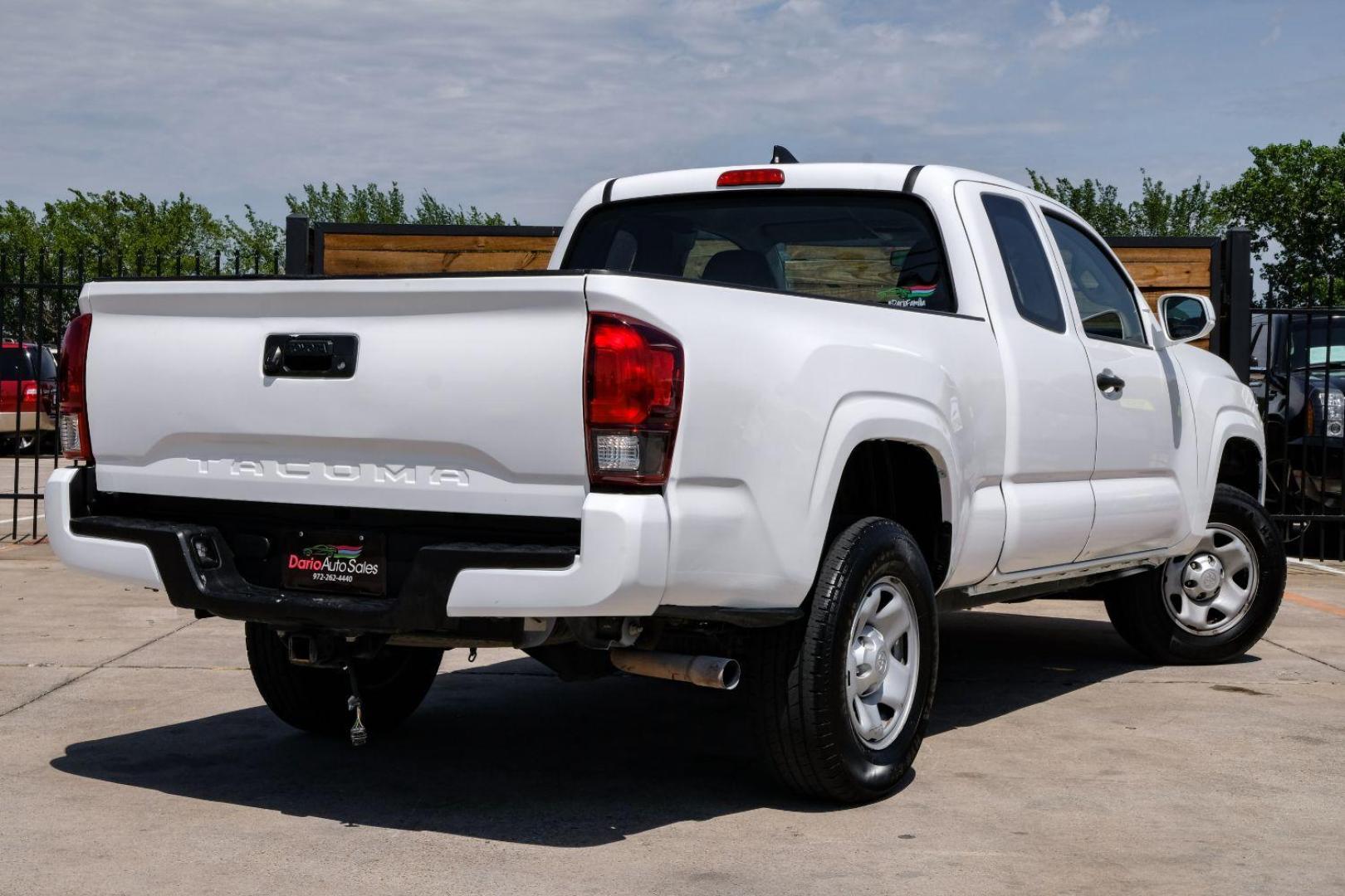 2018 white Toyota Tacoma SR5 Access Cab I4 6AT 2WD (5TFRX5GN4JX) with an 2.7L L4 DOHC 16V engine, 6-Speed Automatic transmission, located at 2401 E Main St., Grand Prairie, TX, 75050, (972) 262-4440, 32.748981, -96.969643 - Photo#5