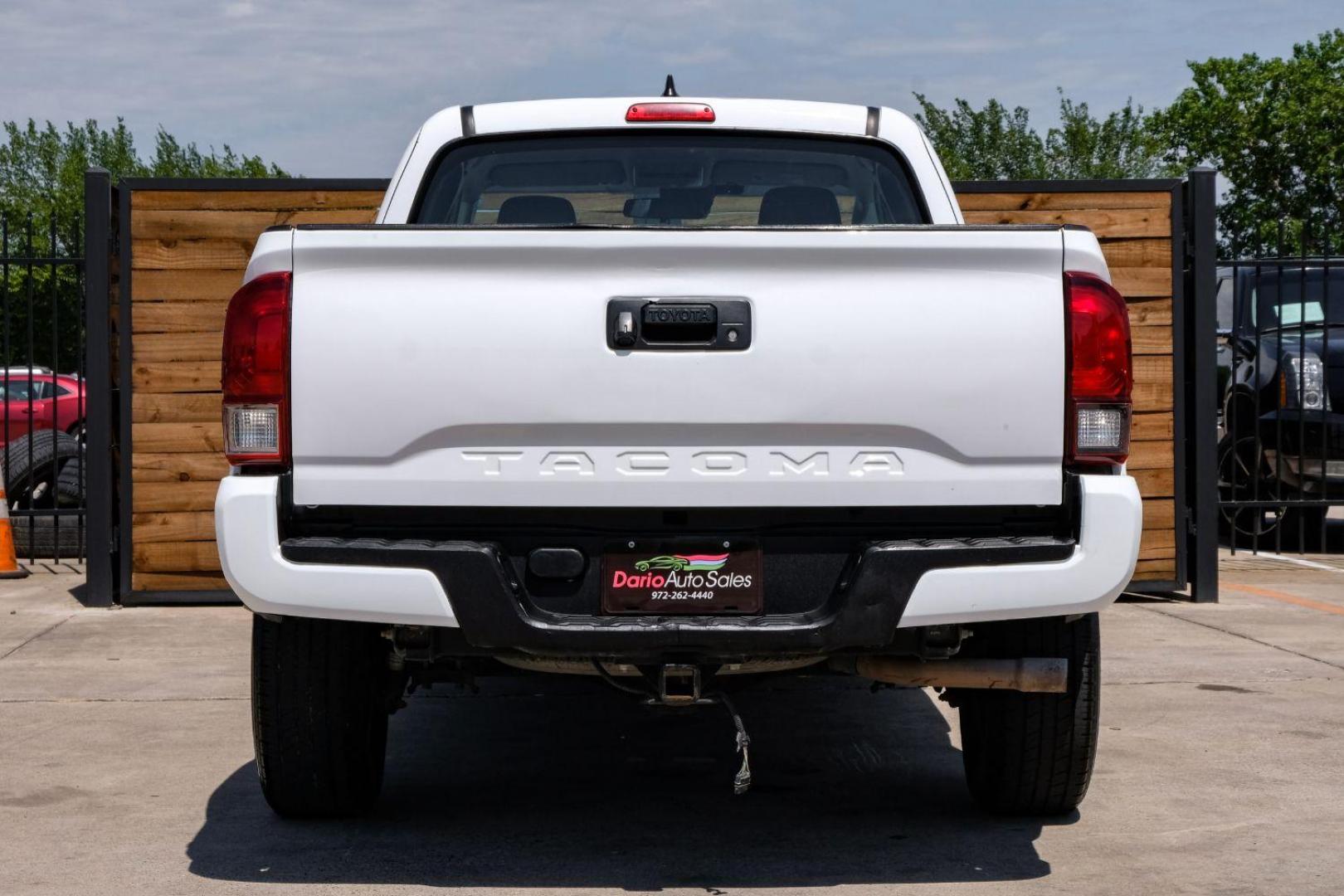 2018 white Toyota Tacoma SR5 Access Cab I4 6AT 2WD (5TFRX5GN4JX) with an 2.7L L4 DOHC 16V engine, 6-Speed Automatic transmission, located at 2401 E Main St., Grand Prairie, TX, 75050, (972) 262-4440, 32.748981, -96.969643 - Photo#6