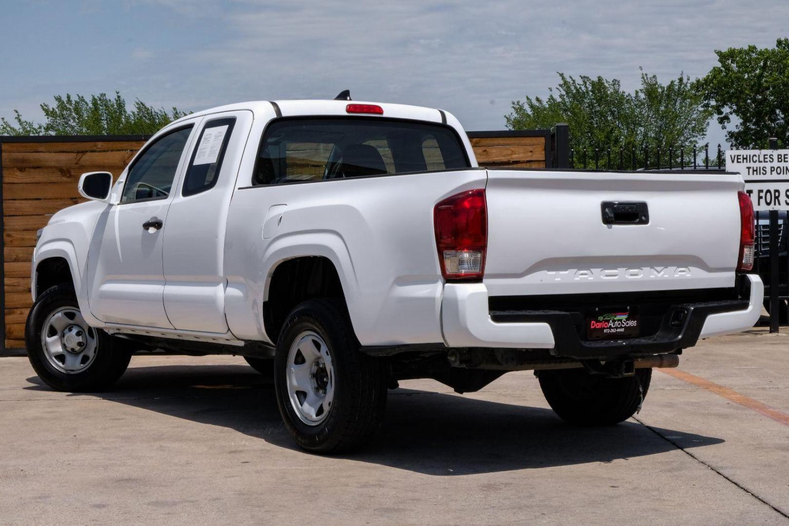 2018 white Toyota Tacoma SR5 Access Cab I4 6AT 2WD (5TFRX5GN4JX) with an 2.7L L4 DOHC 16V engine, 6-Speed Automatic transmission, located at 2401 E Main St., Grand Prairie, TX, 75050, (972) 262-4440, 32.748981, -96.969643 - Photo#7