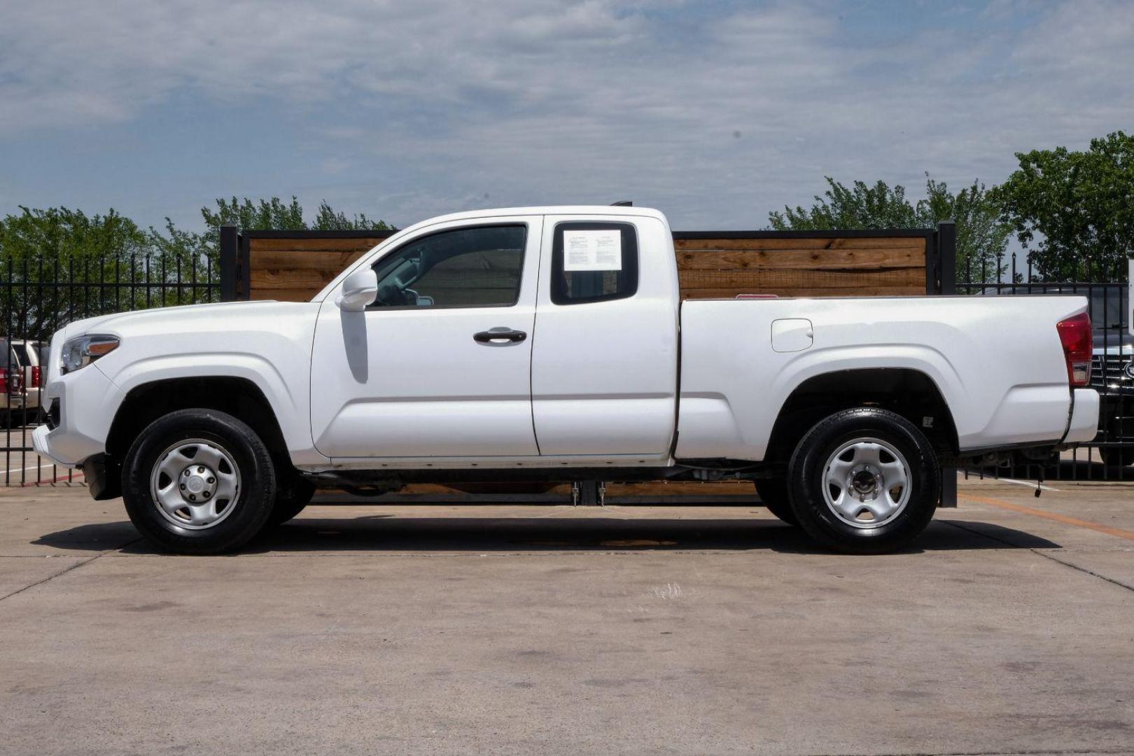 2018 white Toyota Tacoma SR5 Access Cab I4 6AT 2WD (5TFRX5GN4JX) with an 2.7L L4 DOHC 16V engine, 6-Speed Automatic transmission, located at 2401 E Main St., Grand Prairie, TX, 75050, (972) 262-4440, 32.748981, -96.969643 - Photo#8