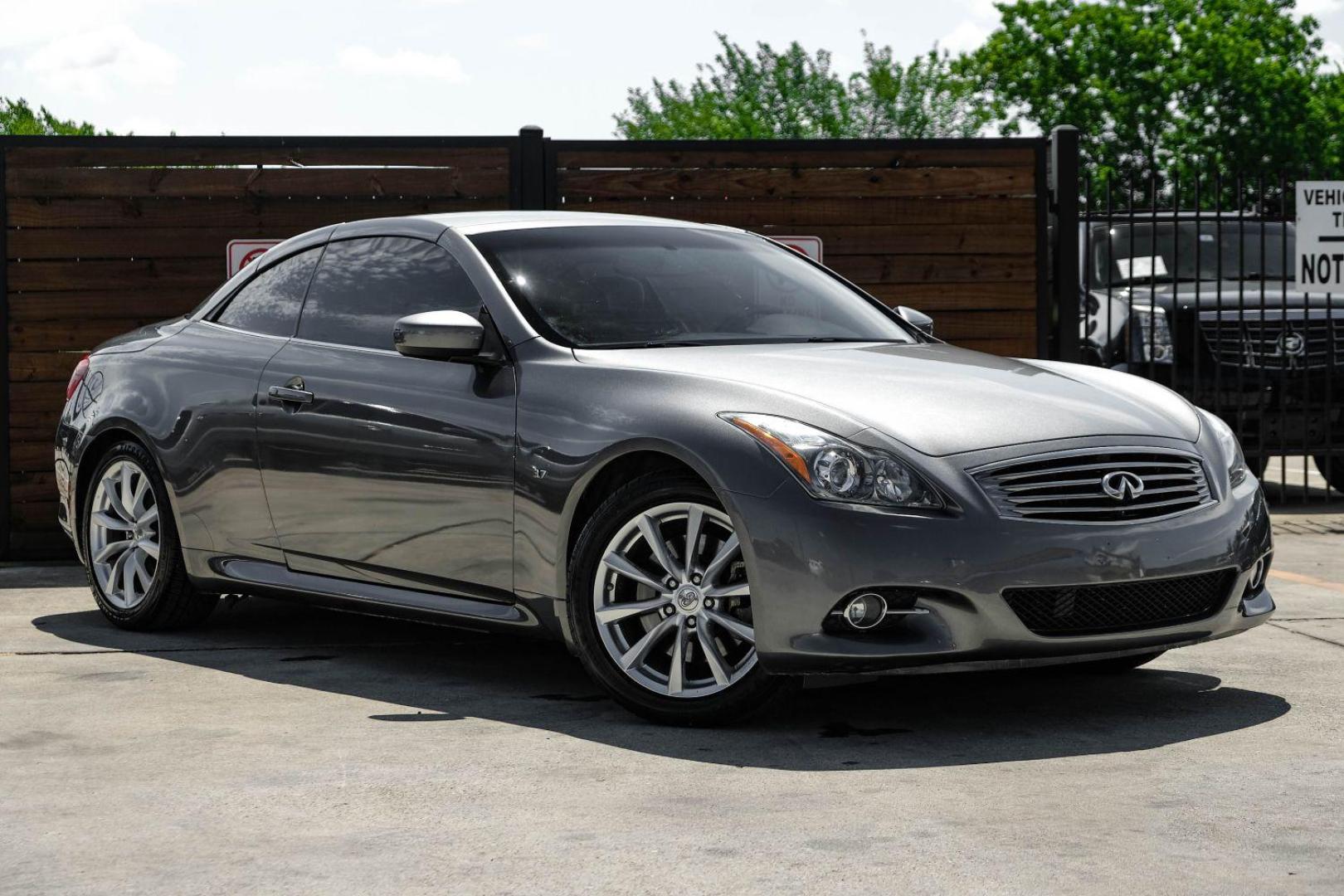 2014 gray Infiniti Q60 Convertible (JN1CV6FE1EM) with an 3.7L V6 DOHC 24V engine, 7-Speed Automatic transmission, located at 2401 E Main St., Grand Prairie, TX, 75050, (972) 262-4440, 32.748981, -96.969643 - Photo#4