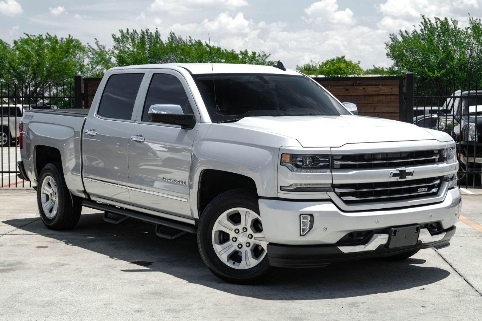 2017 SILVER Chevrolet Silverado 1500 LTZ Crew Cab 4WD (3GCUKSEC4HG) with an 5.3L V8 OHV 16V engine, 6-Speed Automatic transmission, located at 2401 E Main St., Grand Prairie, TX, 75050, (972) 262-4440, 32.748981, -96.969643 - Photo#3