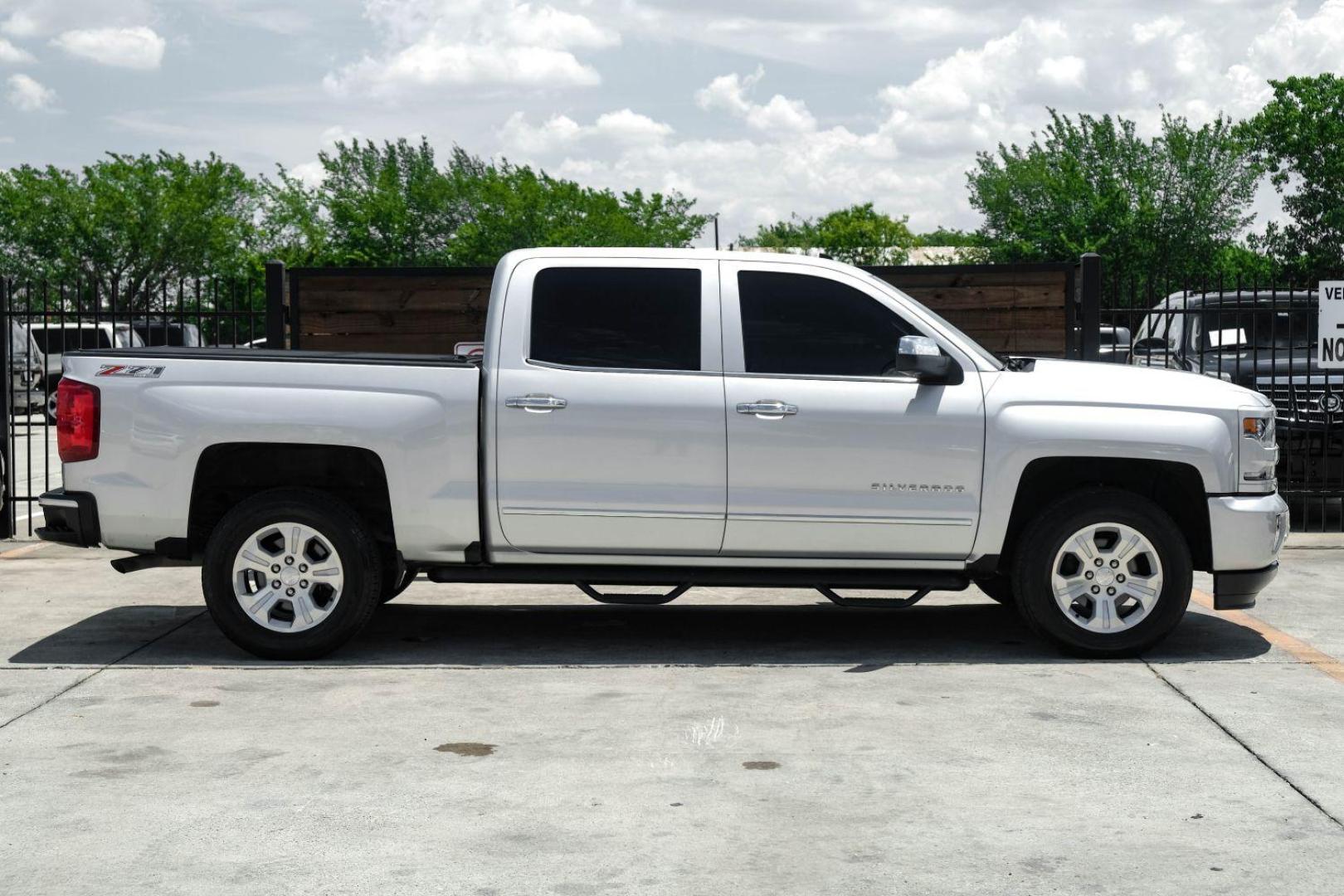 2017 SILVER Chevrolet Silverado 1500 LTZ Crew Cab 4WD (3GCUKSEC4HG) with an 5.3L V8 OHV 16V engine, 6-Speed Automatic transmission, located at 2401 E Main St., Grand Prairie, TX, 75050, (972) 262-4440, 32.748981, -96.969643 - Photo#4