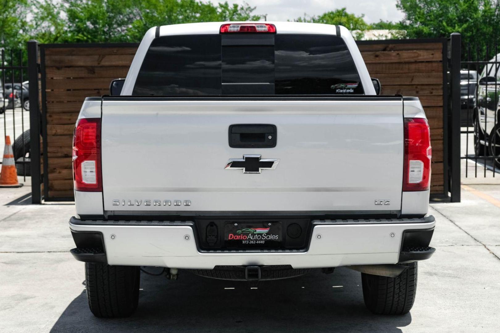 2017 SILVER Chevrolet Silverado 1500 LTZ Crew Cab 4WD (3GCUKSEC4HG) with an 5.3L V8 OHV 16V engine, 6-Speed Automatic transmission, located at 2401 E Main St., Grand Prairie, TX, 75050, (972) 262-4440, 32.748981, -96.969643 - Photo#6