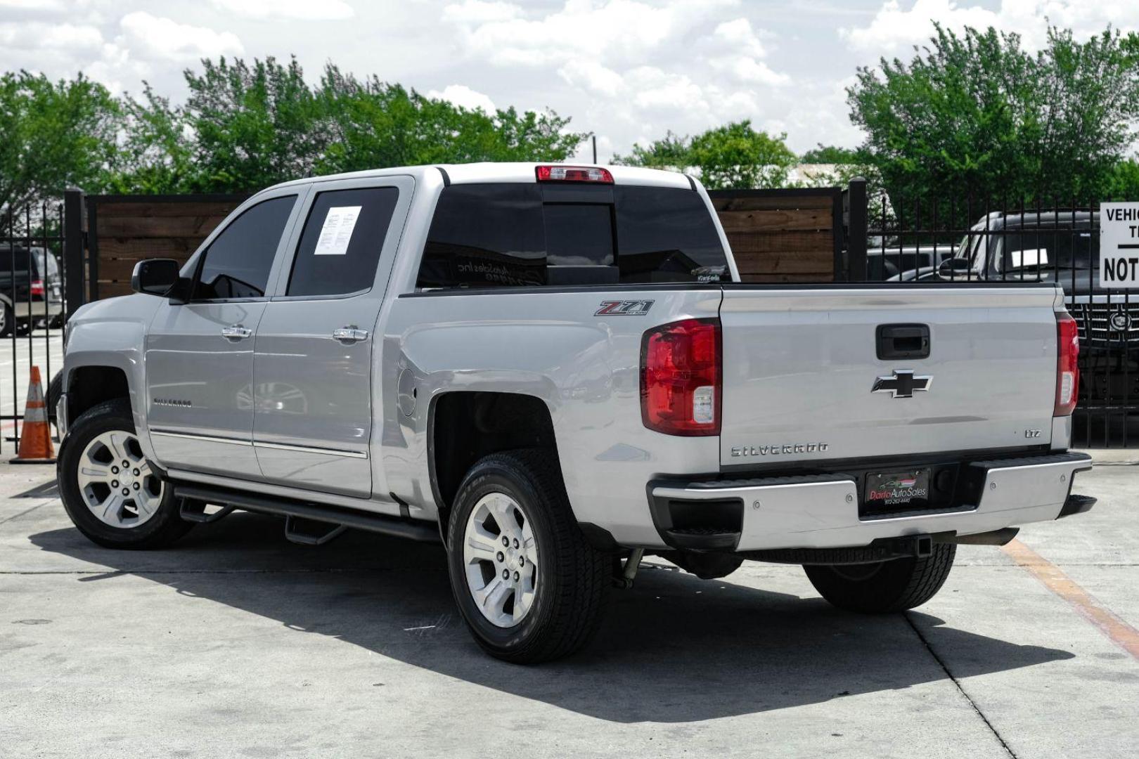 2017 SILVER Chevrolet Silverado 1500 LTZ Crew Cab 4WD (3GCUKSEC4HG) with an 5.3L V8 OHV 16V engine, 6-Speed Automatic transmission, located at 2401 E Main St., Grand Prairie, TX, 75050, (972) 262-4440, 32.748981, -96.969643 - Photo#7