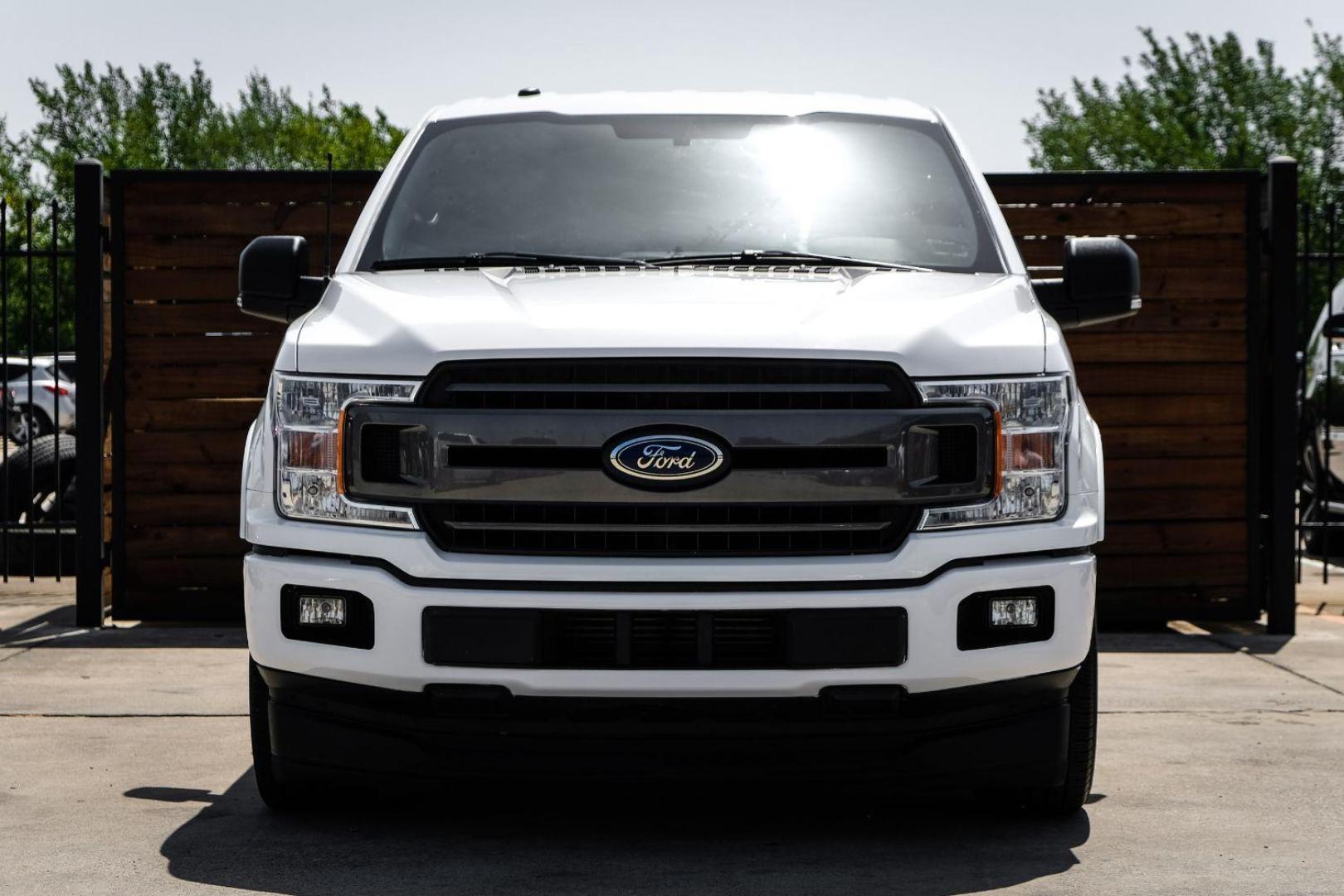 2018 WHITE Ford F-150 XLT SuperCrew 5.5-ft. Bed 2WD (1FTEW1CP4JK) with an 2.7L V6 DOHC 24V engine, 6-Speed Automatic transmission, located at 2401 E Main St., Grand Prairie, TX, 75050, (972) 262-4440, 32.748981, -96.969643 - Photo#1