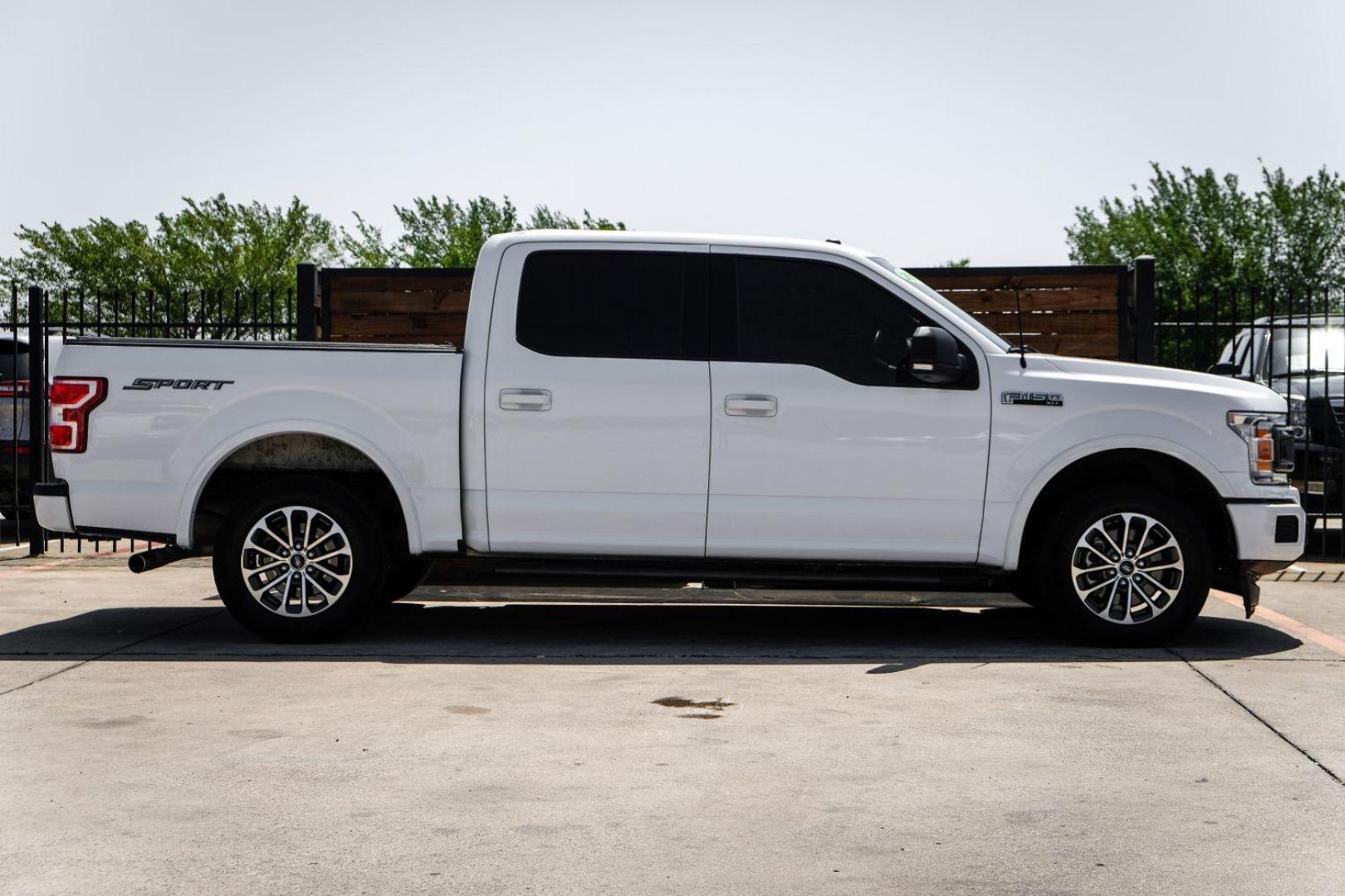 2018 WHITE Ford F-150 XLT SuperCrew 5.5-ft. Bed 2WD (1FTEW1CP4JK) with an 2.7L V6 DOHC 24V engine, 6-Speed Automatic transmission, located at 2401 E Main St., Grand Prairie, TX, 75050, (972) 262-4440, 32.748981, -96.969643 - Photo#4