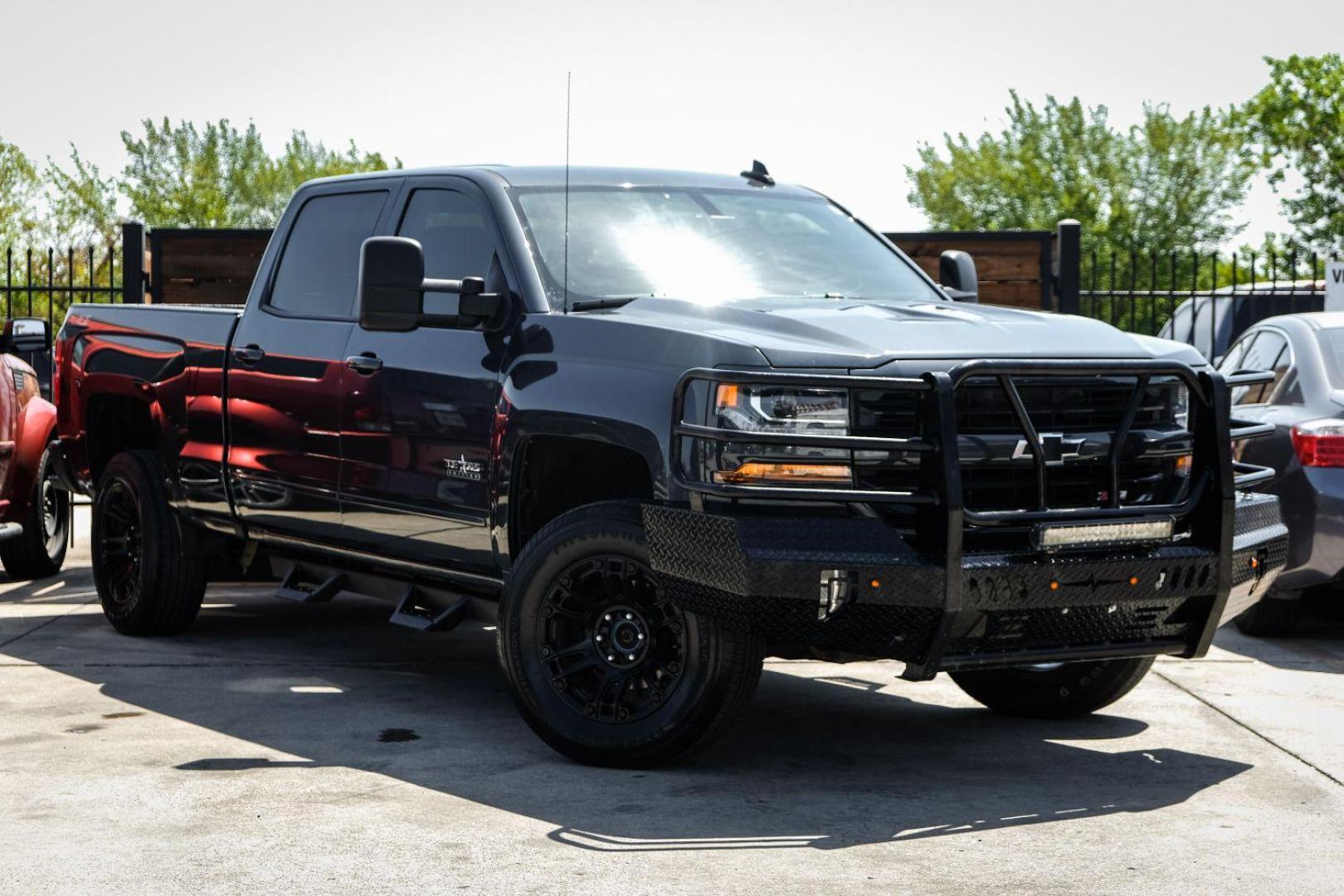 2017 gray Chevrolet Silverado 1500 LT Crew Cab 4WD (3GCUKREC0HG) with an 5.3L V8 OHV 16V engine, 6-Speed Automatic transmission, located at 2401 E Main St., Grand Prairie, TX, 75050, (972) 262-4440, 32.748981, -96.969643 - Photo#3