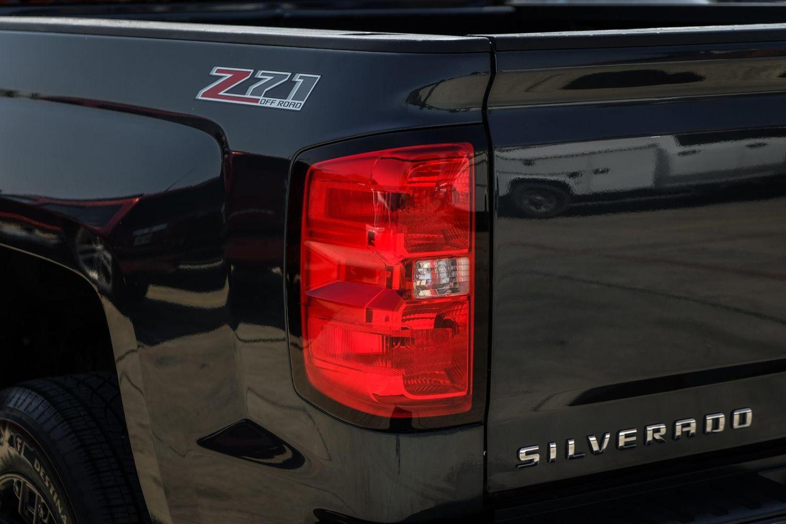 2017 gray Chevrolet Silverado 1500 LT Crew Cab 4WD (3GCUKREC0HG) with an 5.3L V8 OHV 16V engine, 6-Speed Automatic transmission, located at 2401 E Main St., Grand Prairie, TX, 75050, (972) 262-4440, 32.748981, -96.969643 - Photo#43