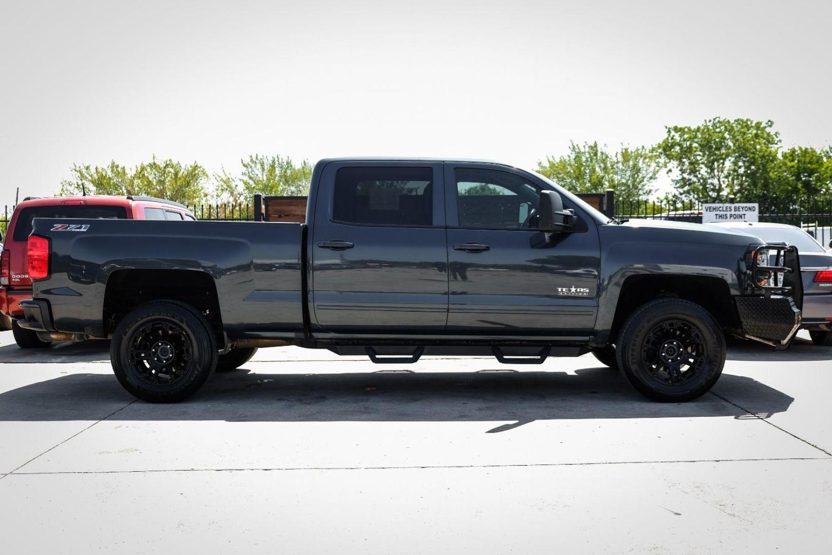 2017 gray Chevrolet Silverado 1500 LT Crew Cab 4WD (3GCUKREC0HG) with an 5.3L V8 OHV 16V engine, 6-Speed Automatic transmission, located at 2401 E Main St., Grand Prairie, TX, 75050, (972) 262-4440, 32.748981, -96.969643 - Photo#4