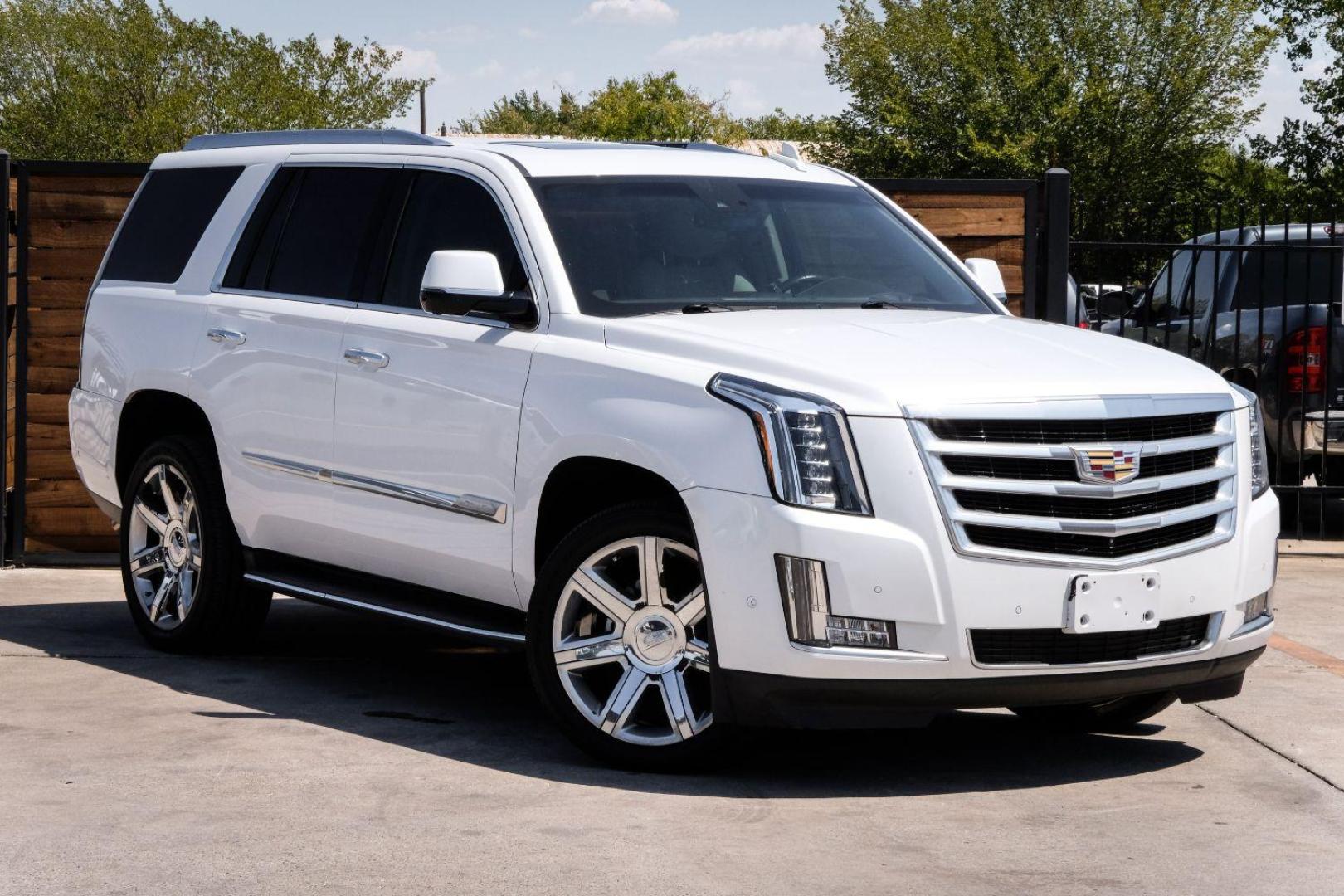 2017 WHITE Cadillac Escalade Luxury 4WD (1GYS4BKJ7HR) with an 6.2L V8 OHV 16V FFV engine, 8-Speed Automatic transmission, located at 2401 E Main St., Grand Prairie, TX, 75050, (972) 262-4440, 32.748981, -96.969643 - Photo#3