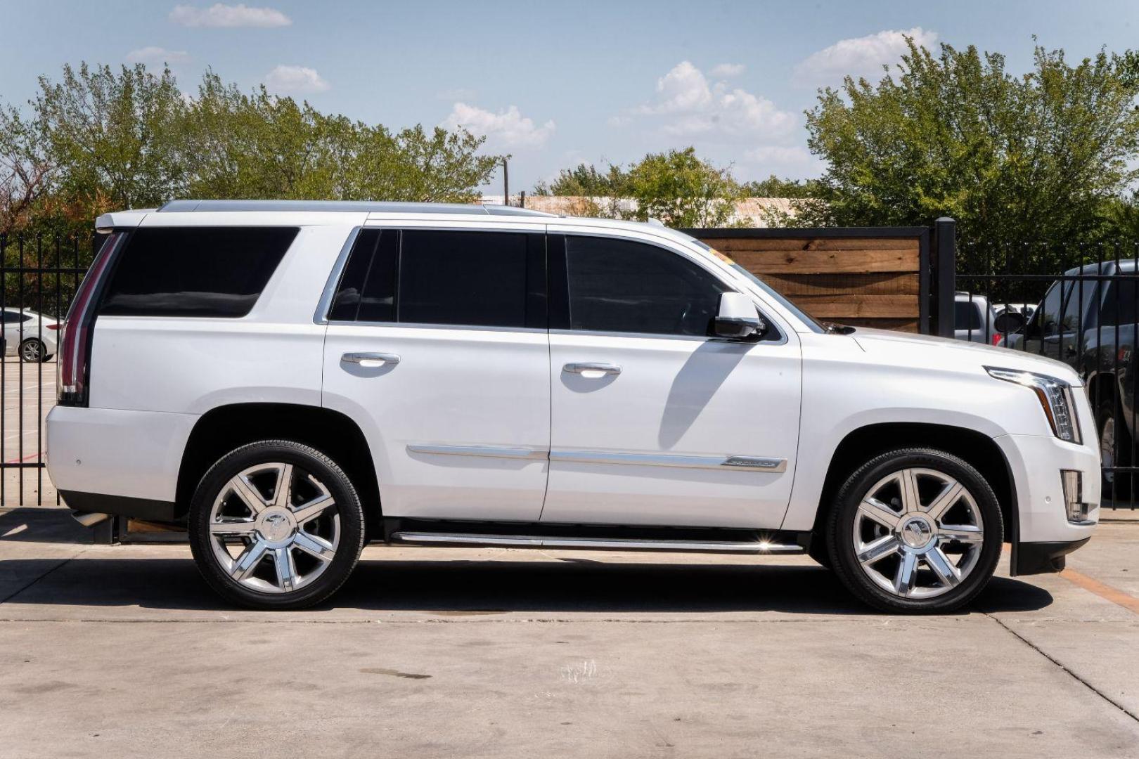 2017 WHITE Cadillac Escalade Luxury 4WD (1GYS4BKJ7HR) with an 6.2L V8 OHV 16V FFV engine, 8-Speed Automatic transmission, located at 2401 E Main St., Grand Prairie, TX, 75050, (972) 262-4440, 32.748981, -96.969643 - Photo#4