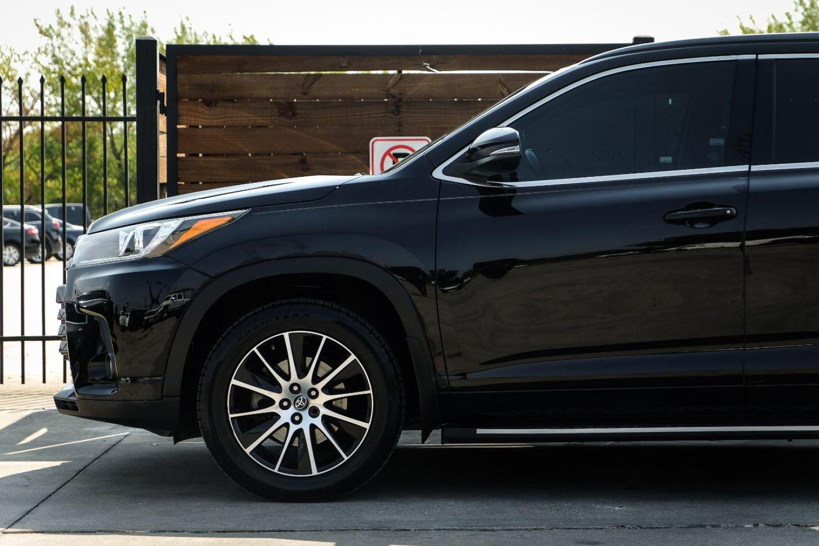 2017 BLACK Toyota Highlander SE FWD V6 (5TDKZRFH6HS) with an 3.5L V6 DOHC 24V engine, 6-Speed Automatic transmission, located at 2401 E Main St., Grand Prairie, TX, 75050, (972) 262-4440, 32.748981, -96.969643 - Photo#9