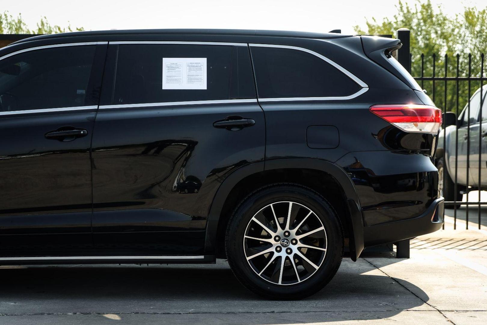 2017 BLACK Toyota Highlander SE FWD V6 (5TDKZRFH6HS) with an 3.5L V6 DOHC 24V engine, 6-Speed Automatic transmission, located at 2401 E Main St., Grand Prairie, TX, 75050, (972) 262-4440, 32.748981, -96.969643 - Photo#10