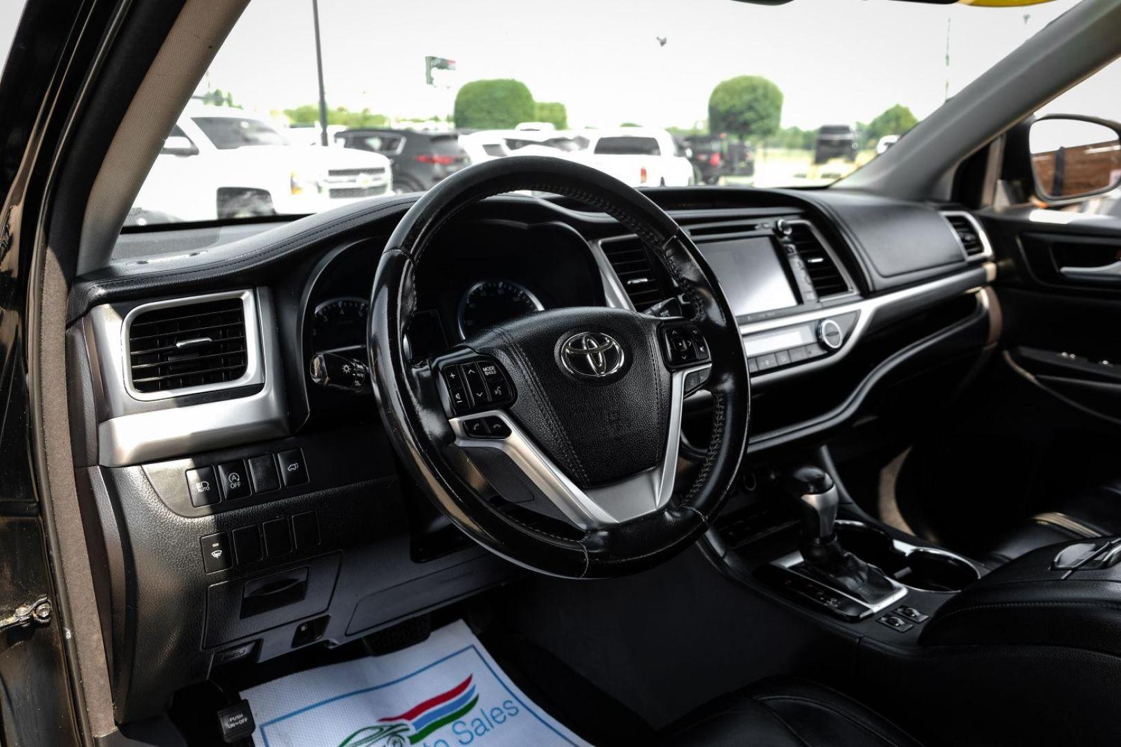 2017 BLACK Toyota Highlander SE FWD V6 (5TDKZRFH6HS) with an 3.5L V6 DOHC 24V engine, 6-Speed Automatic transmission, located at 2401 E Main St., Grand Prairie, TX, 75050, (972) 262-4440, 32.748981, -96.969643 - Photo#13