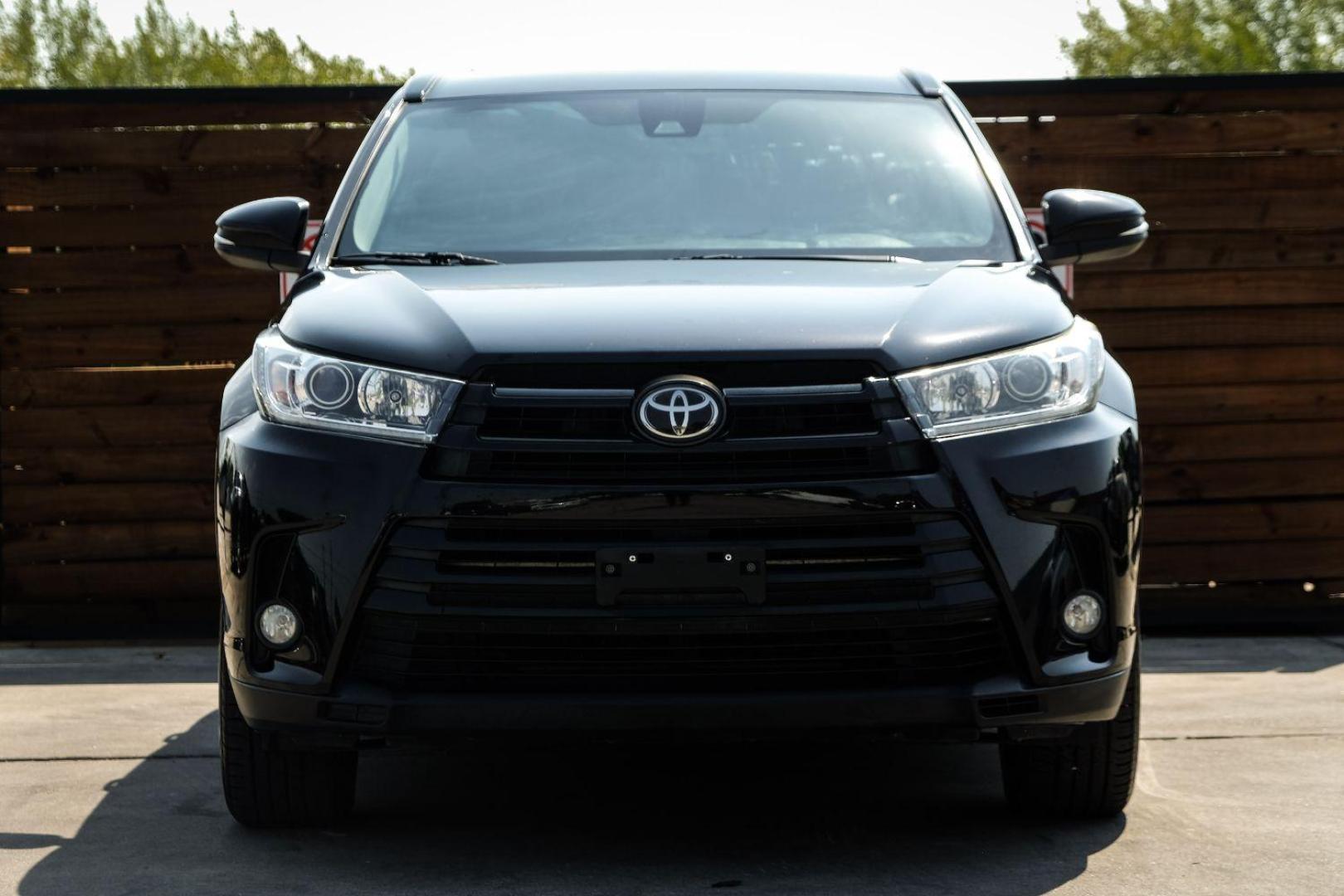 2017 BLACK Toyota Highlander SE FWD V6 (5TDKZRFH6HS) with an 3.5L V6 DOHC 24V engine, 6-Speed Automatic transmission, located at 2401 E Main St., Grand Prairie, TX, 75050, (972) 262-4440, 32.748981, -96.969643 - Photo#2