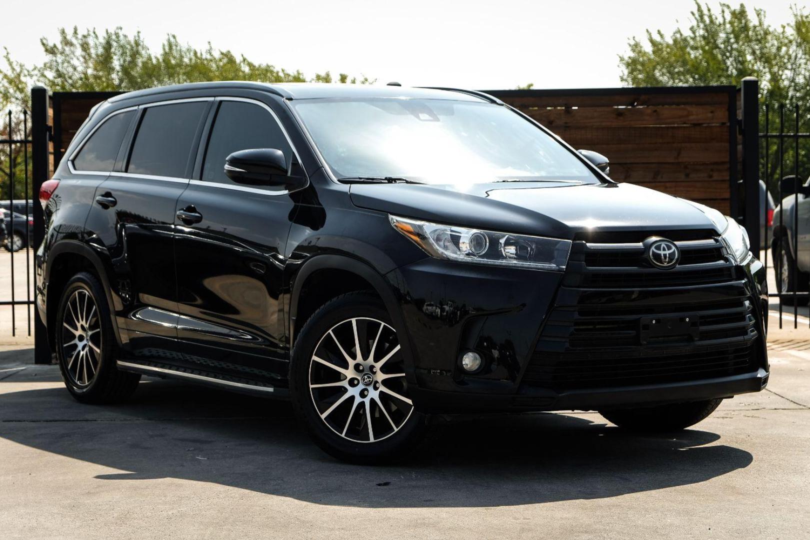 2017 BLACK Toyota Highlander SE FWD V6 (5TDKZRFH6HS) with an 3.5L V6 DOHC 24V engine, 6-Speed Automatic transmission, located at 2401 E Main St., Grand Prairie, TX, 75050, (972) 262-4440, 32.748981, -96.969643 - Photo#3